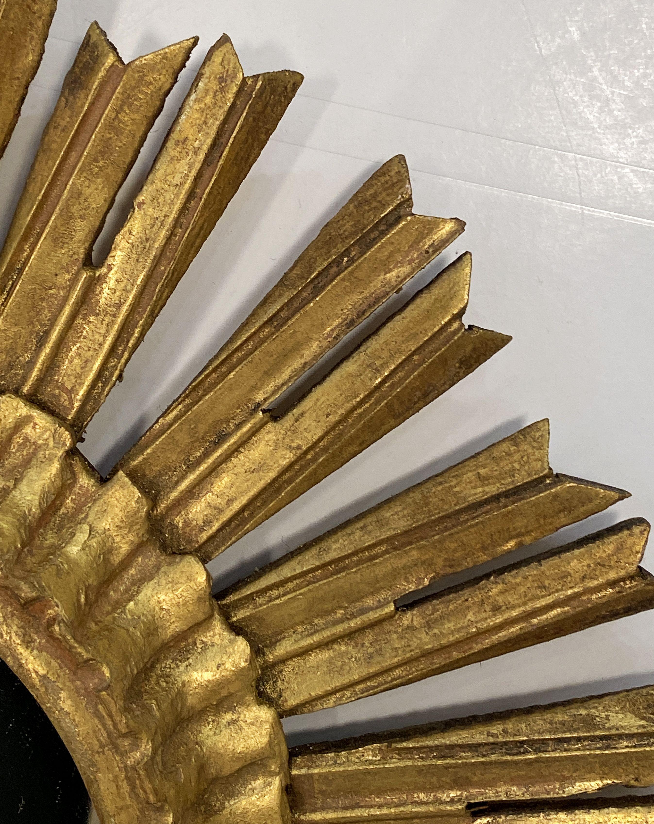 20ième siècle Miroir doré en forme de soleil ou d'étoile (diamètre 15 5/8) en vente