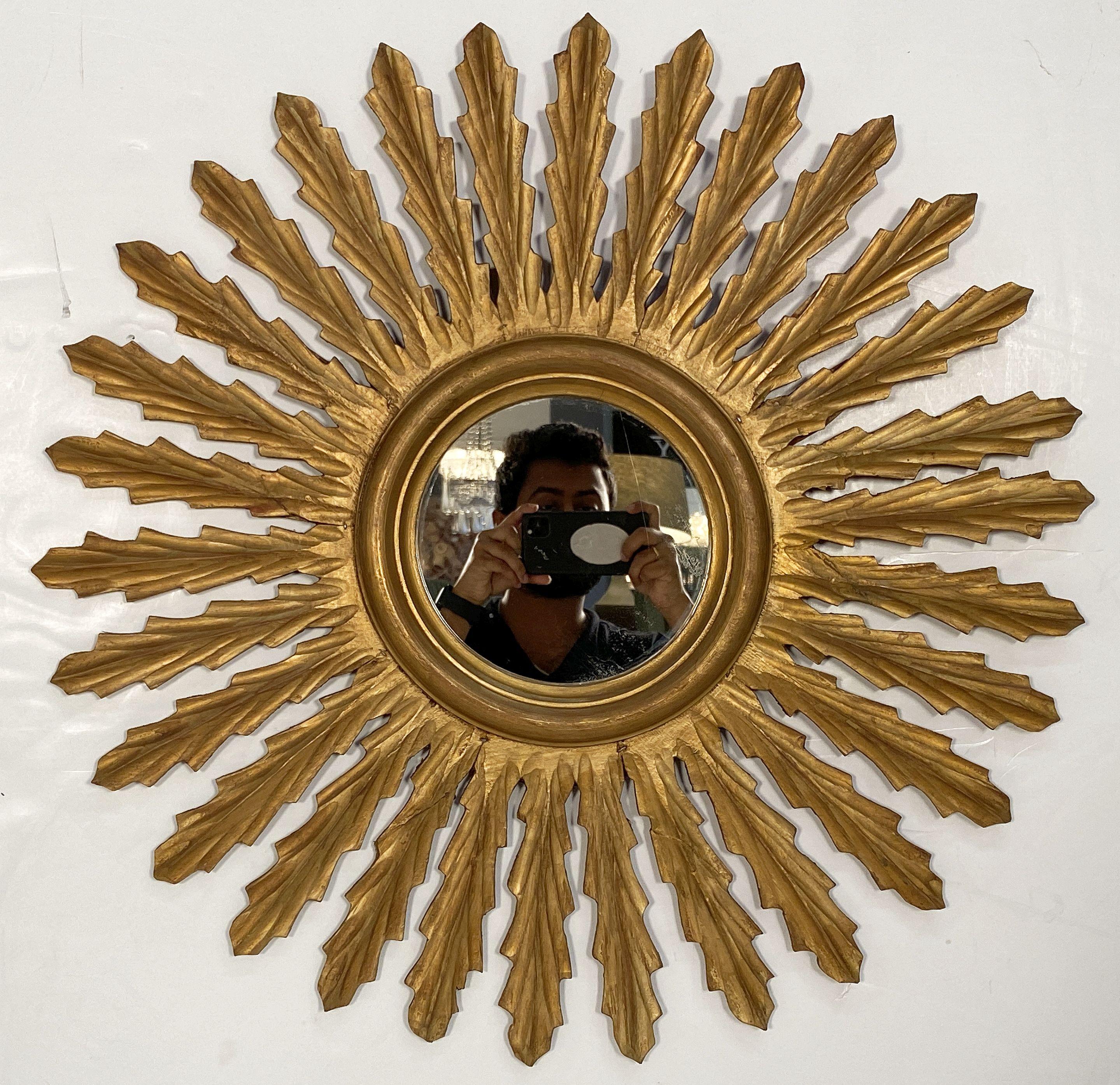 Eine feine Französisch vergoldet sunburst (oder Starburst) Spiegel mit schön vergoldetem Holz Strahlen um den Spiegel Platte Glas Zentrum angeordnet.

Der Durchmesser beträgt 26 3/4 Zoll