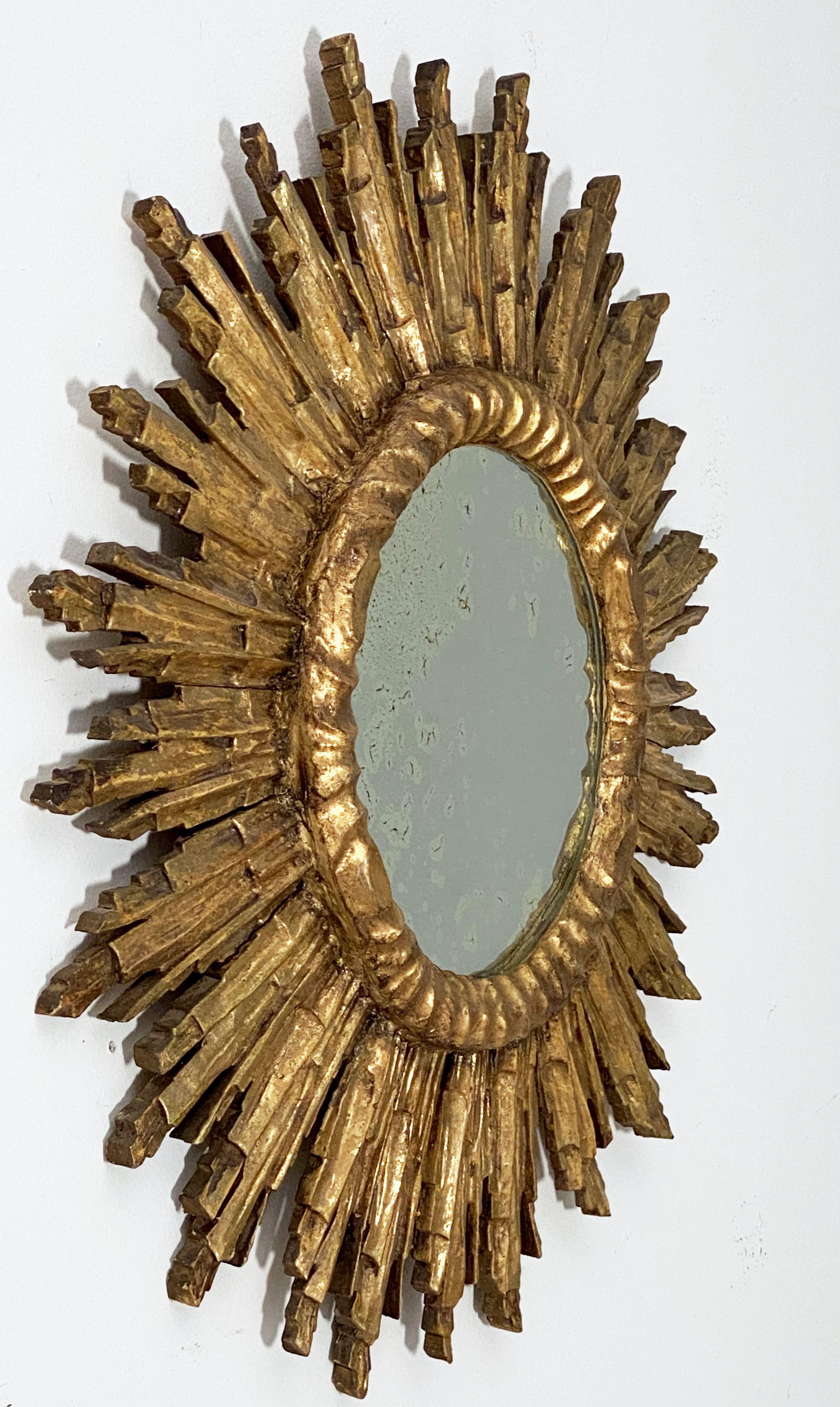 A lovely large French gilt sunburst or starburst mirror with original mirrored glass center in moulded frame. 

Measure: Diameter of 27 1/2 inches.
