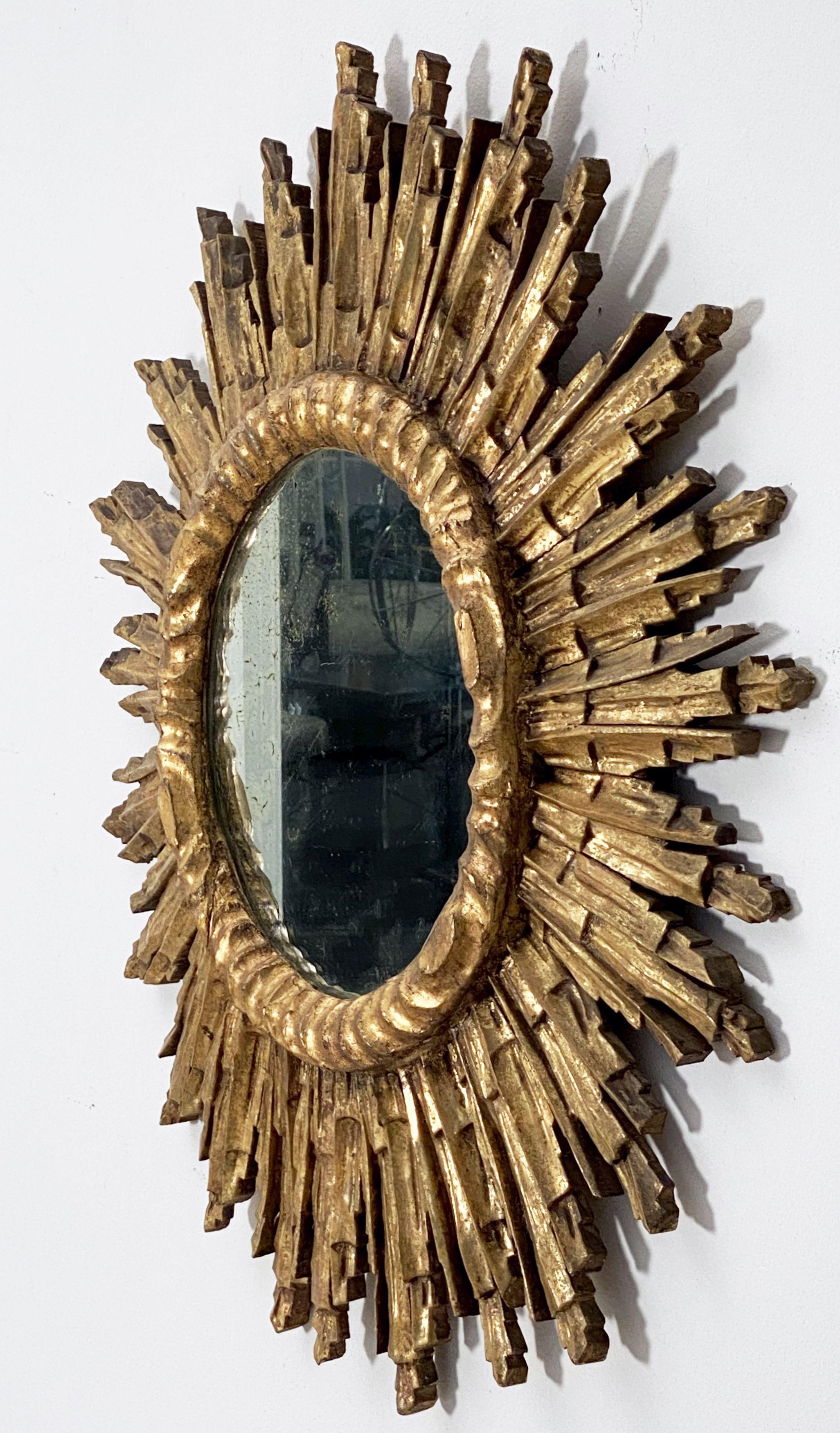 French Gilt Sunburst or Starburst Mirror (Diameter 27 1/2) In Good Condition In Austin, TX