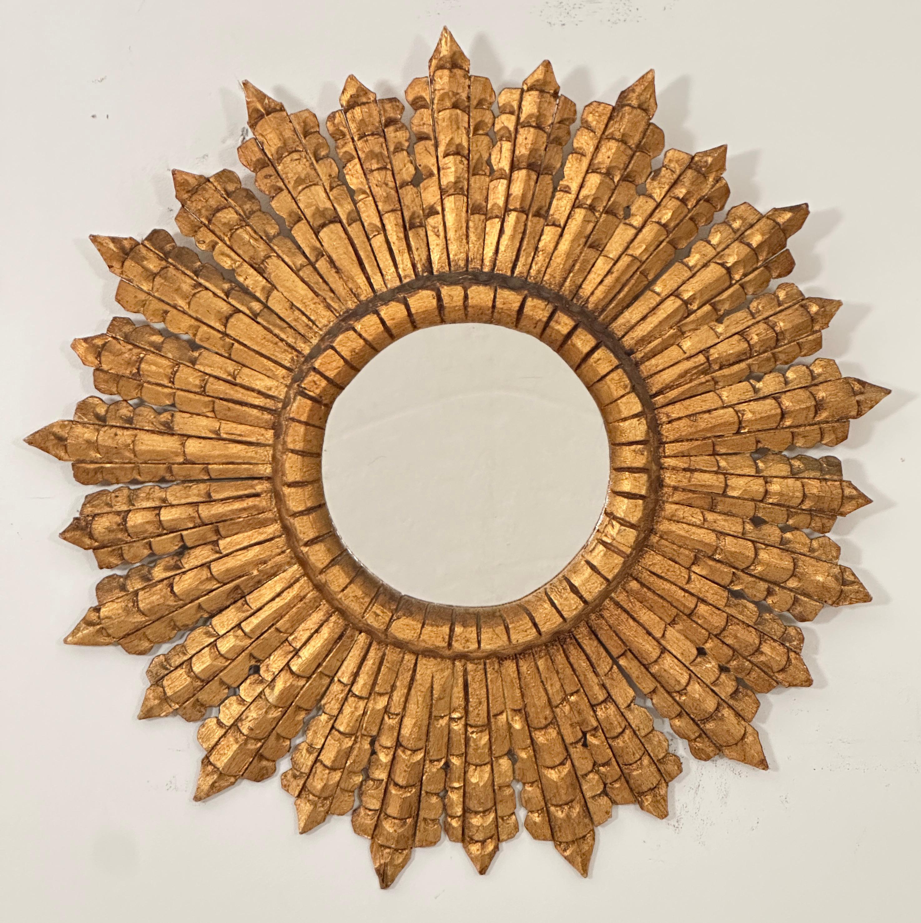 Ein schöner französischer vergoldeter Sunburst- (oder Starburst-) Spiegel mit vergoldeten Strahlen, die um ein Spiegelglaszentrum angeordnet sind.

Durchmesser 31 Zoll
