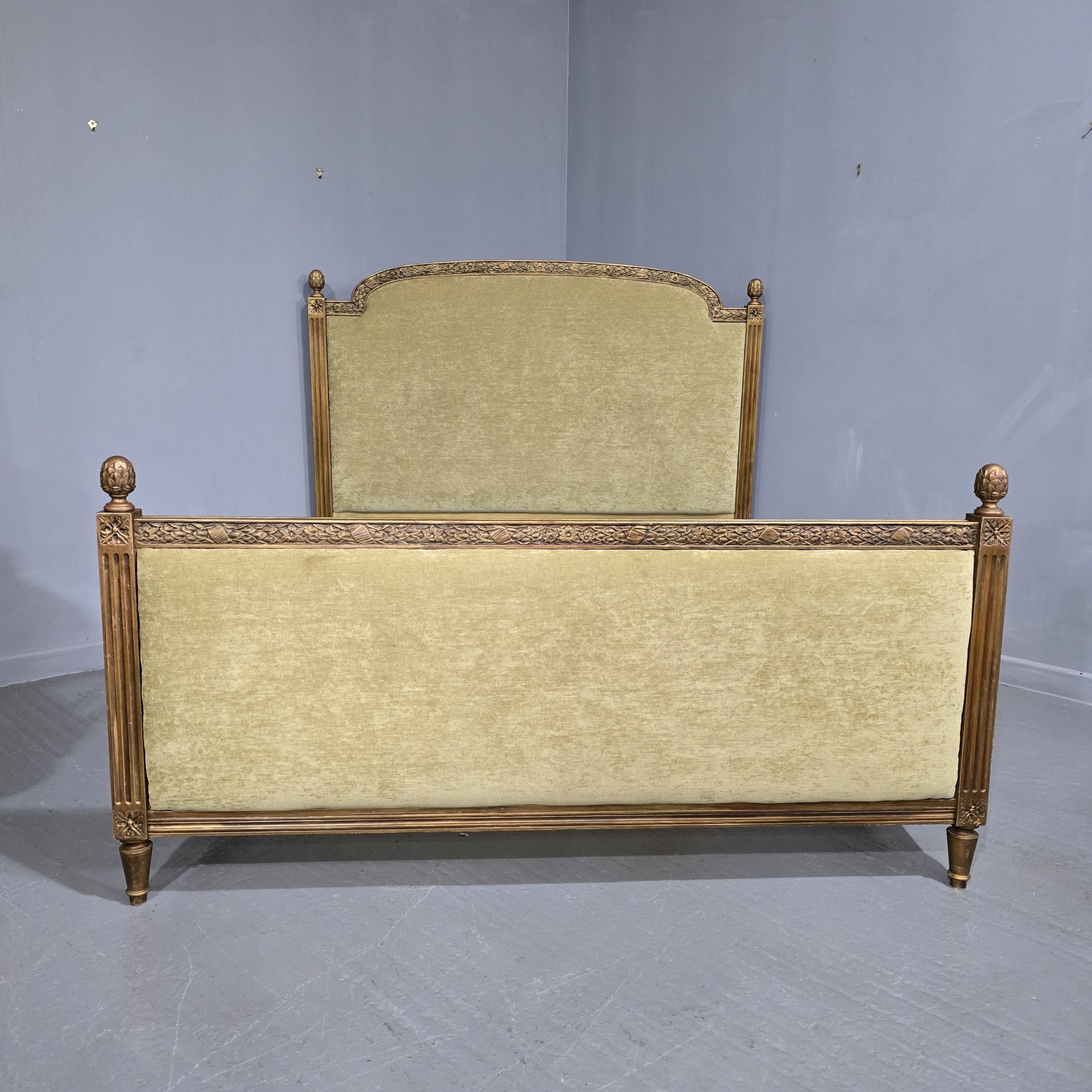 Magnifique lit super king, français, tapissé de dorures et d'olives pâles, tapissé des deux côtés de la planche de fond, épis de faîtage en forme de gland, en très bon état général, livré avec un nouveau sommier à lattes en pin.

Tête de lit 59