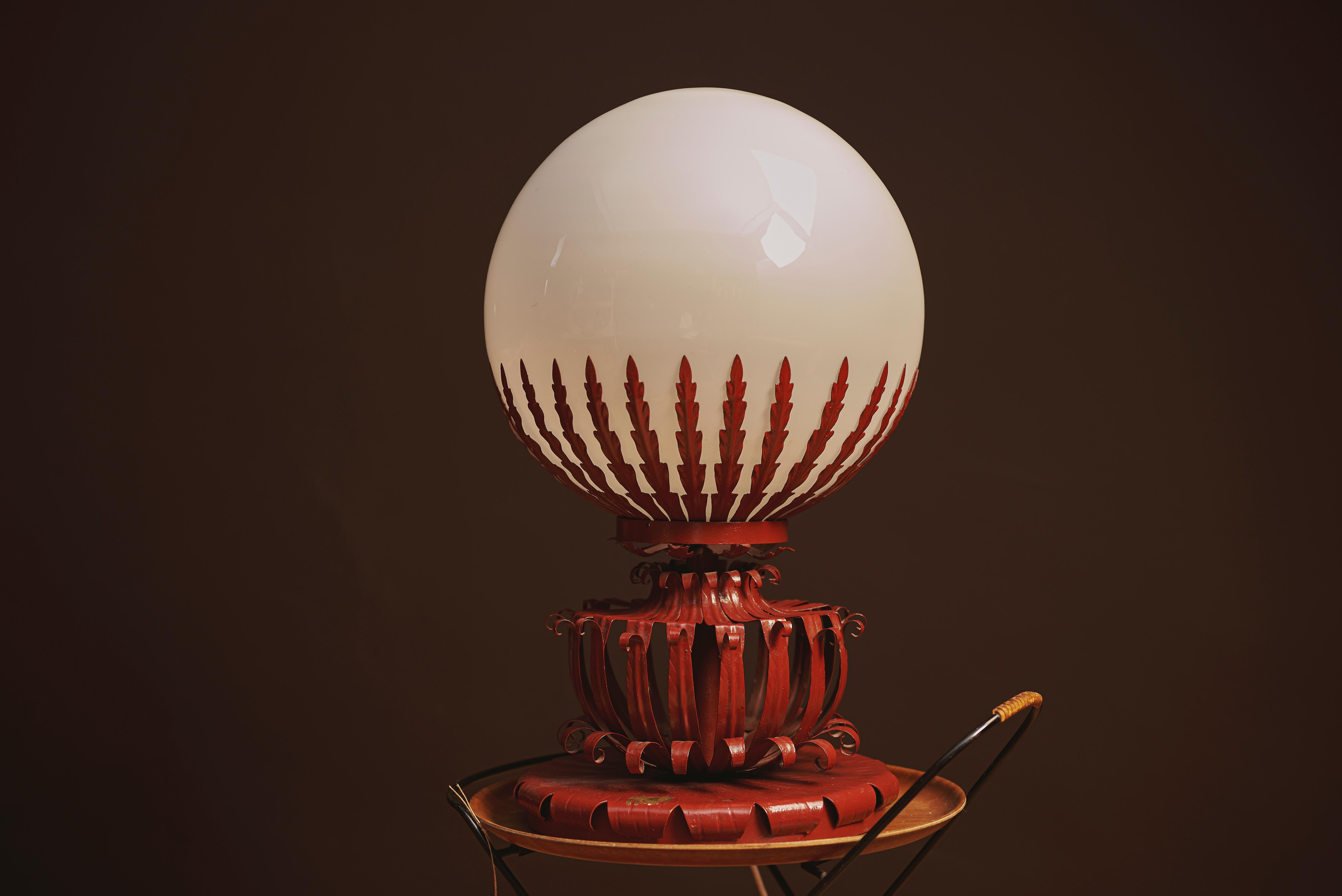Wunderschöne Tisch- oder Stehlampe von 1930 aus vergoldetem Metall und mit einer Glaskugel. Hergestellt in Frankreich von Maison Jansen, um 1930.

Das in Paris ansässige Unternehmen Maison Jansen - oder einfach Jansen - schuf einige der