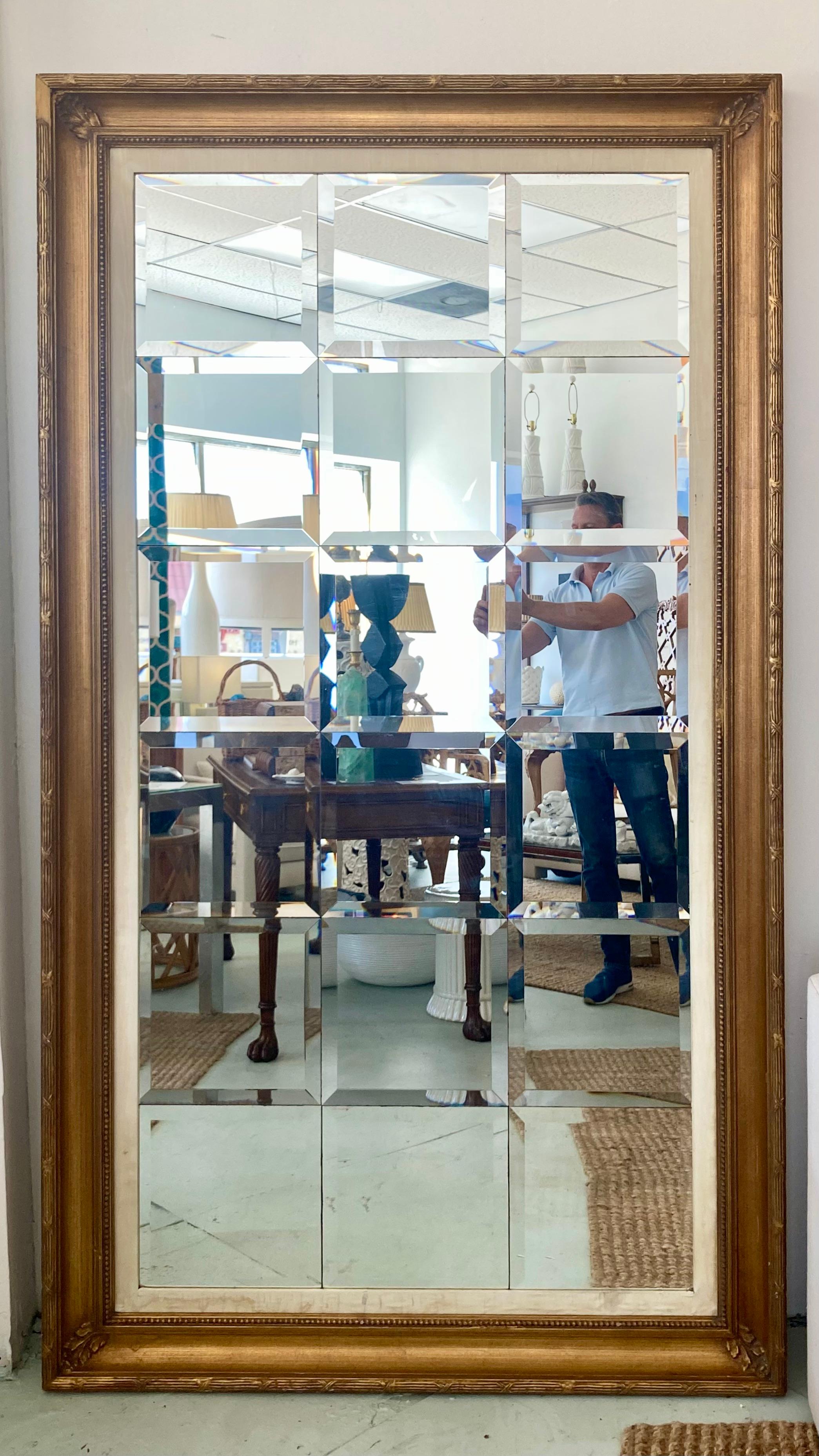 Specchio da pavimento francese dorato con dettagli di finestre smussate. Splendido bordo in tessuto moiré vintage intorno ai vetri delle finestre. Bellissimi dettagli di intaglio sulla cornice che presenta una finitura originale dorata a mano. È