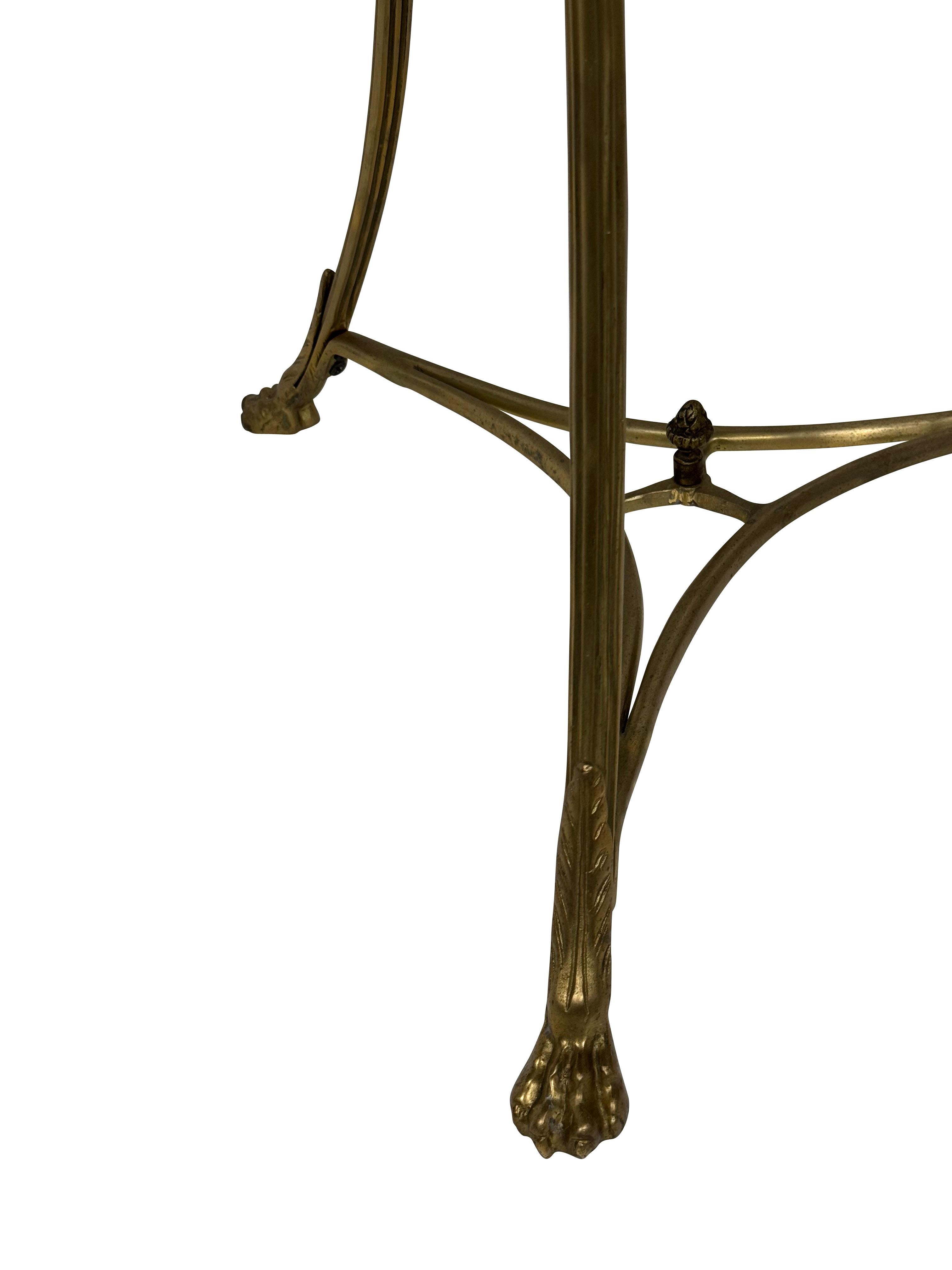 Laiton Table de Gueridon à deux niveaux en bronze doré avec plateau en marbre noir en vente