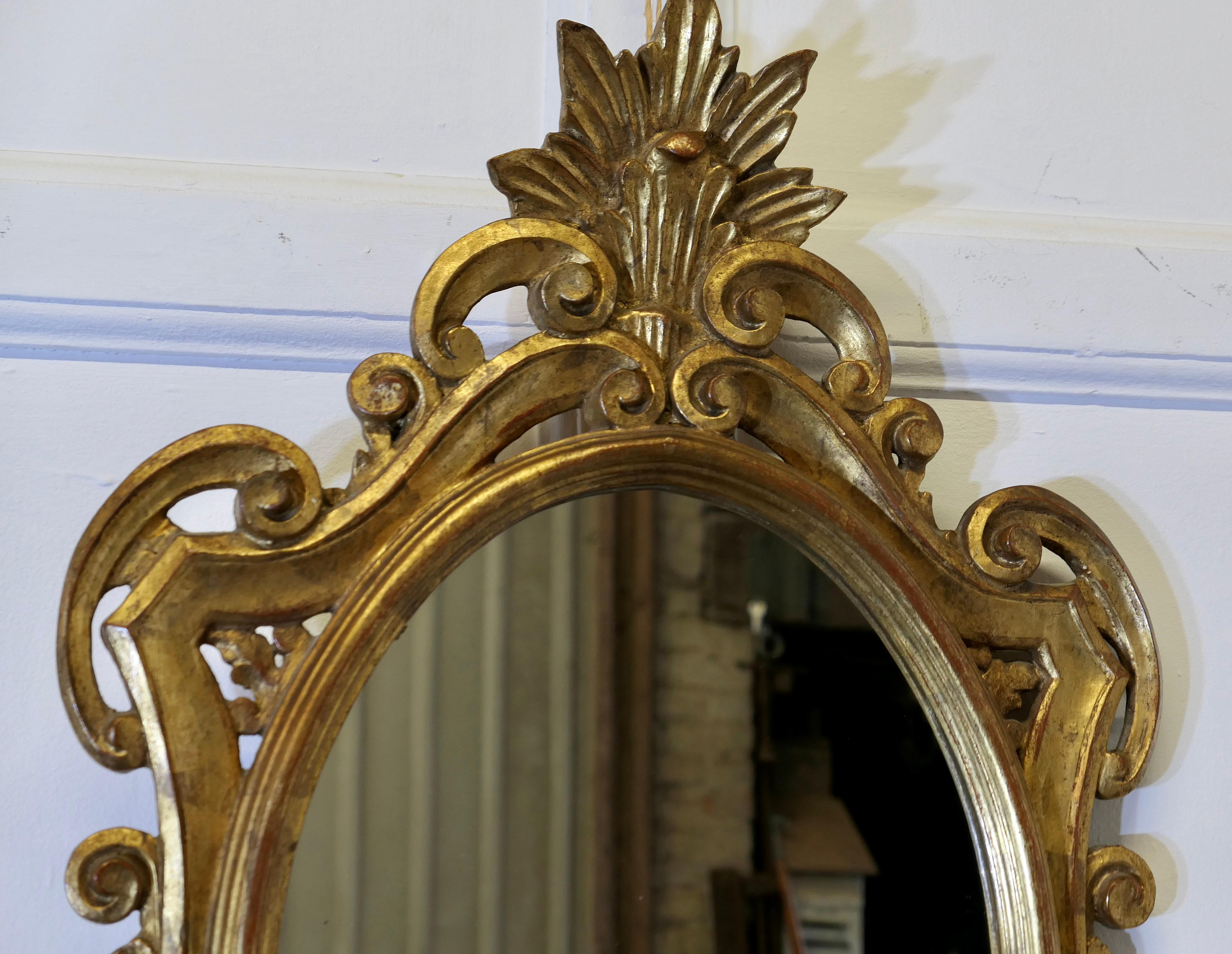 Specchio da parete francese dorato   Questa è una splendida cornice decorativa in oro gesso. In condizioni buone in vendita a Godshill, Isle of Wight