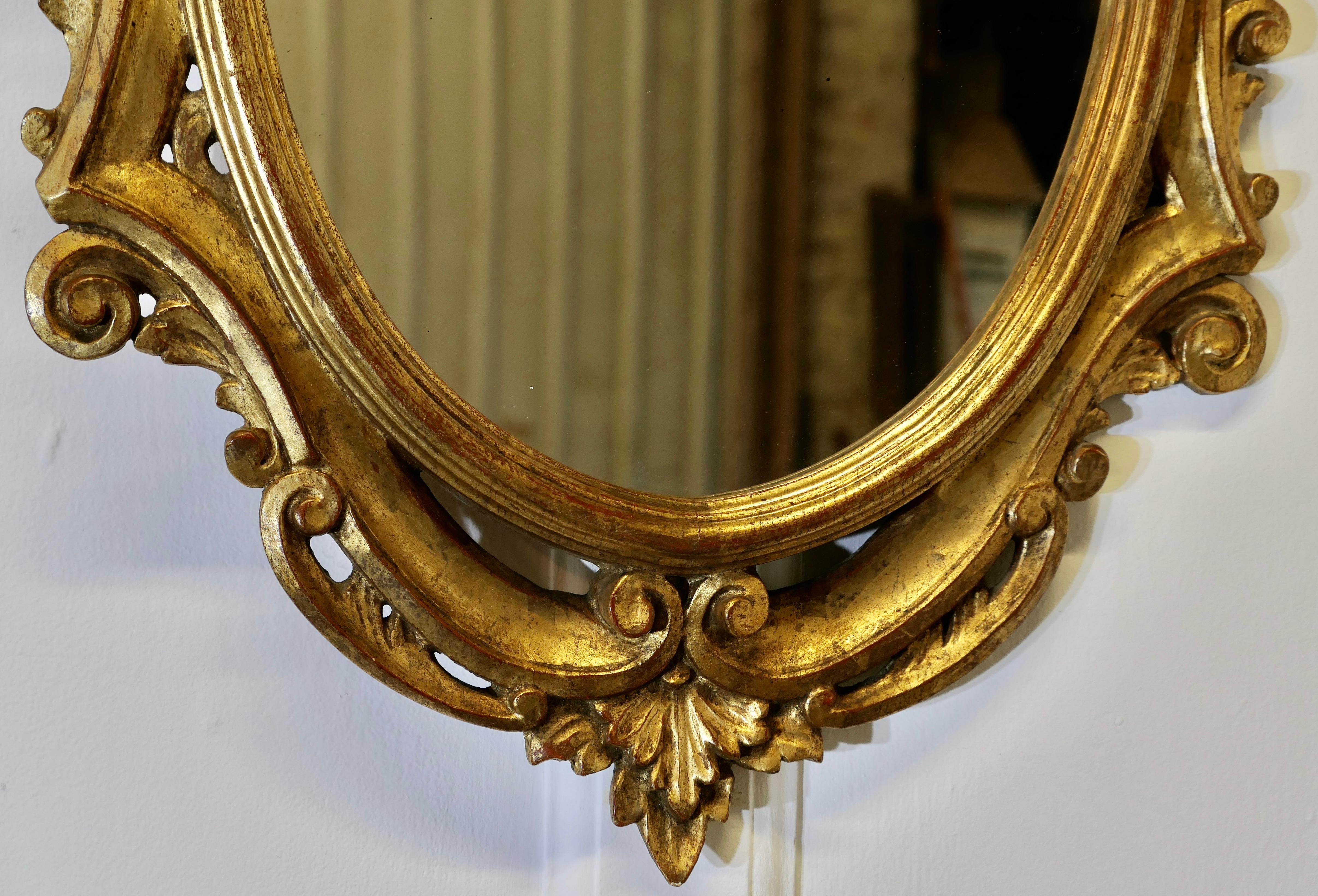 Inizio XX secolo Specchio da parete francese dorato   Questa è una splendida cornice decorativa in oro gesso. in vendita