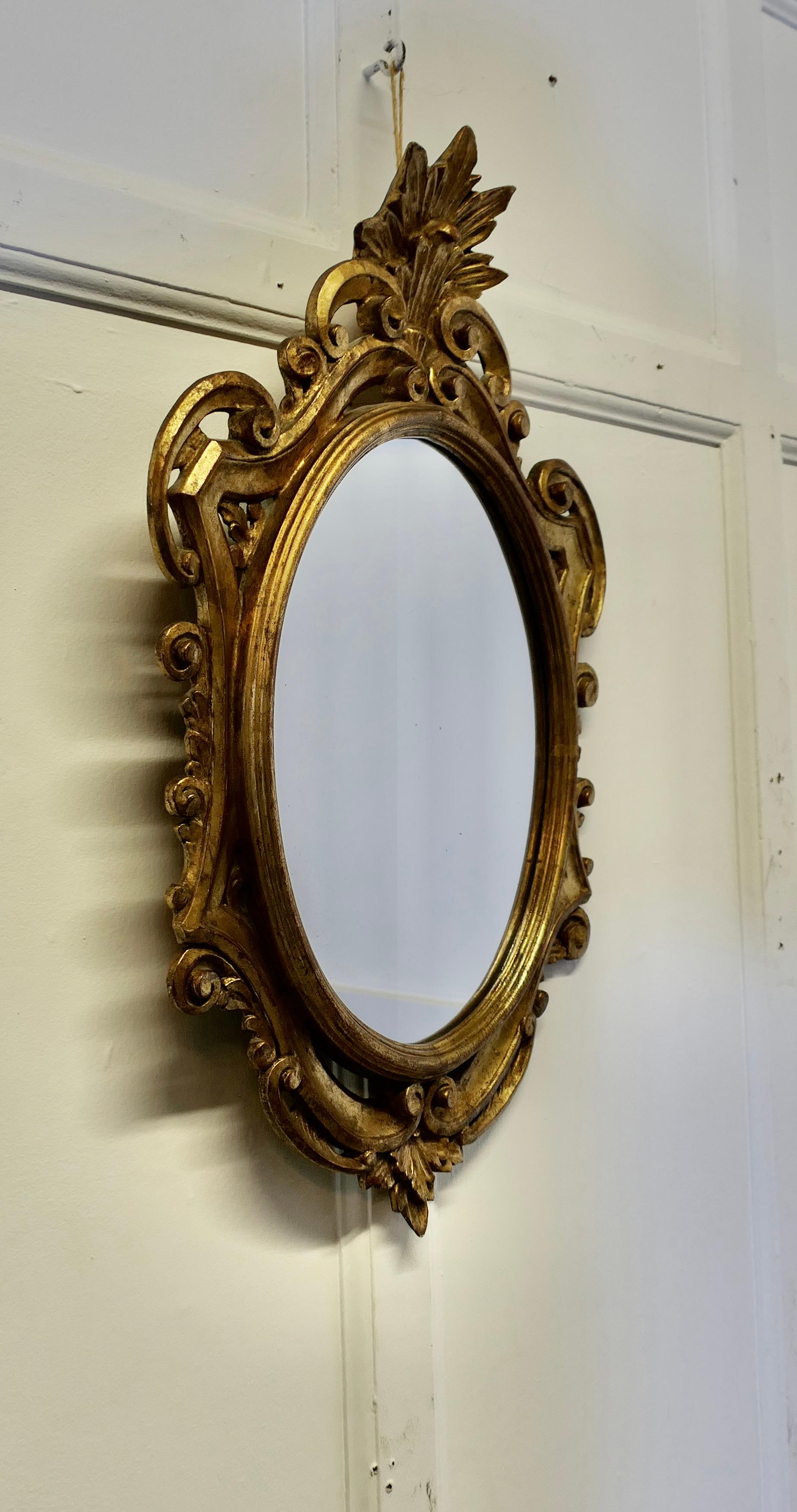 Gesso Specchio da parete francese dorato   Questa è una splendida cornice decorativa in oro gesso. in vendita
