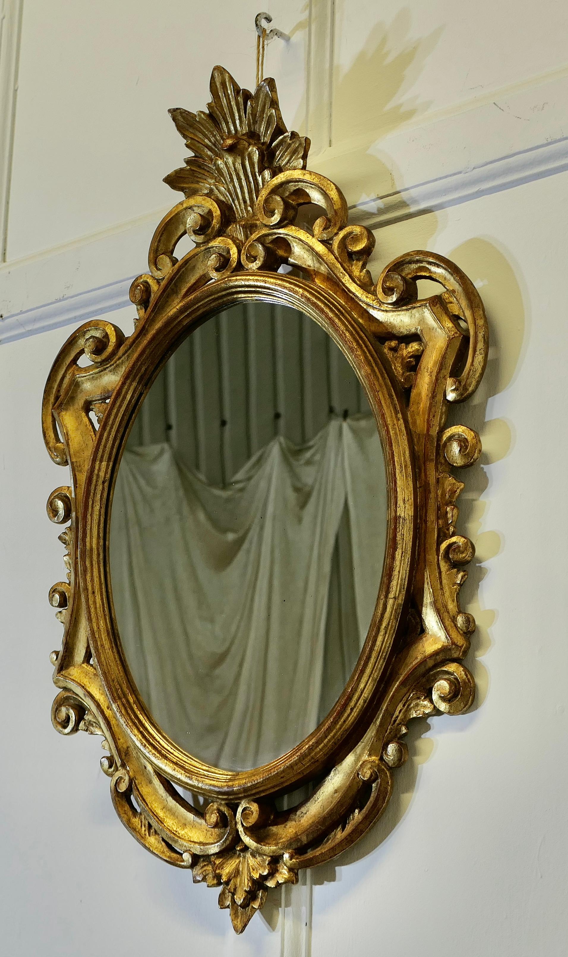 Specchio da parete francese dorato   Questa è una splendida cornice decorativa in oro gesso. in vendita 1