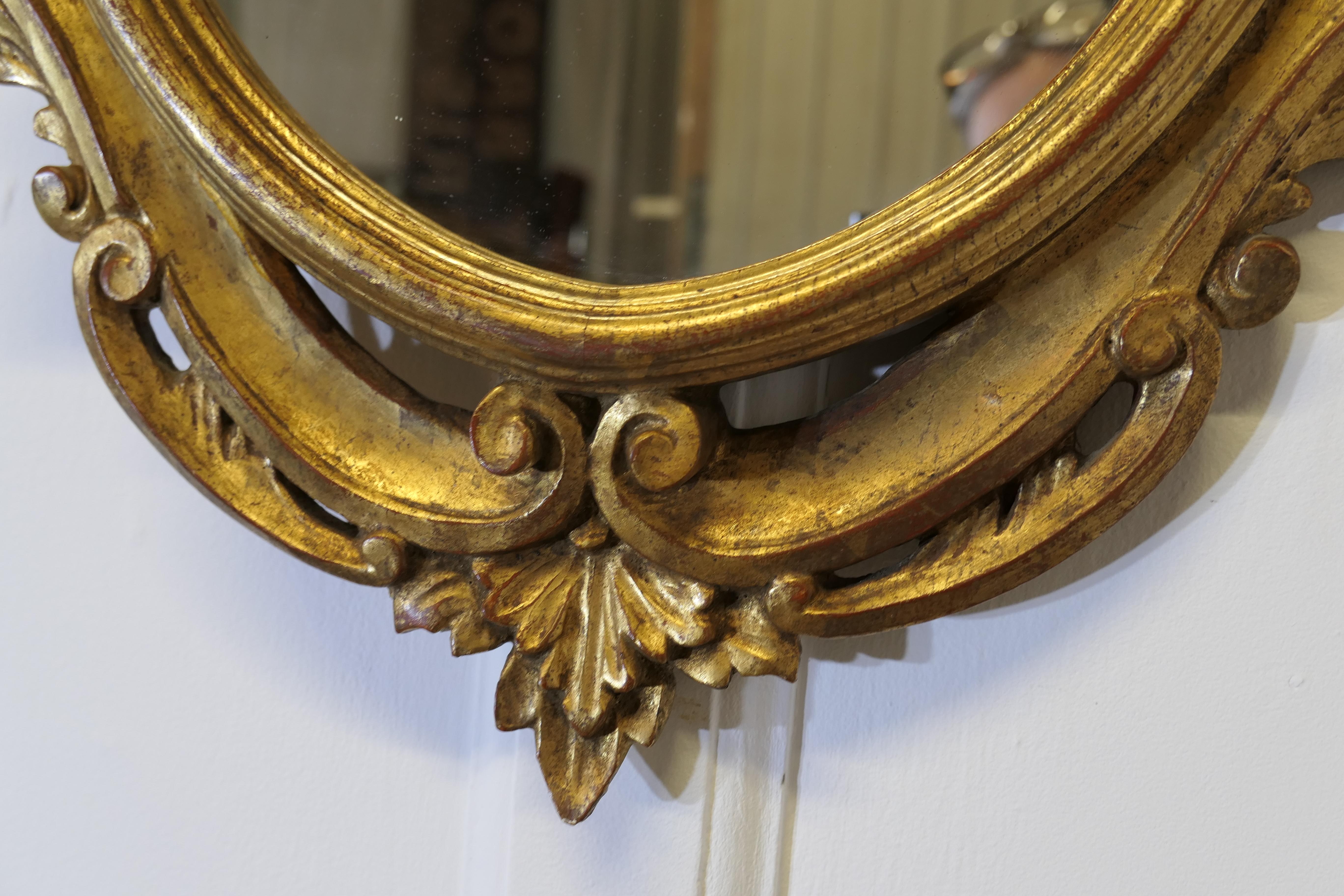 Specchio da parete francese dorato   Questa è una splendida cornice decorativa in oro gesso. in vendita 2