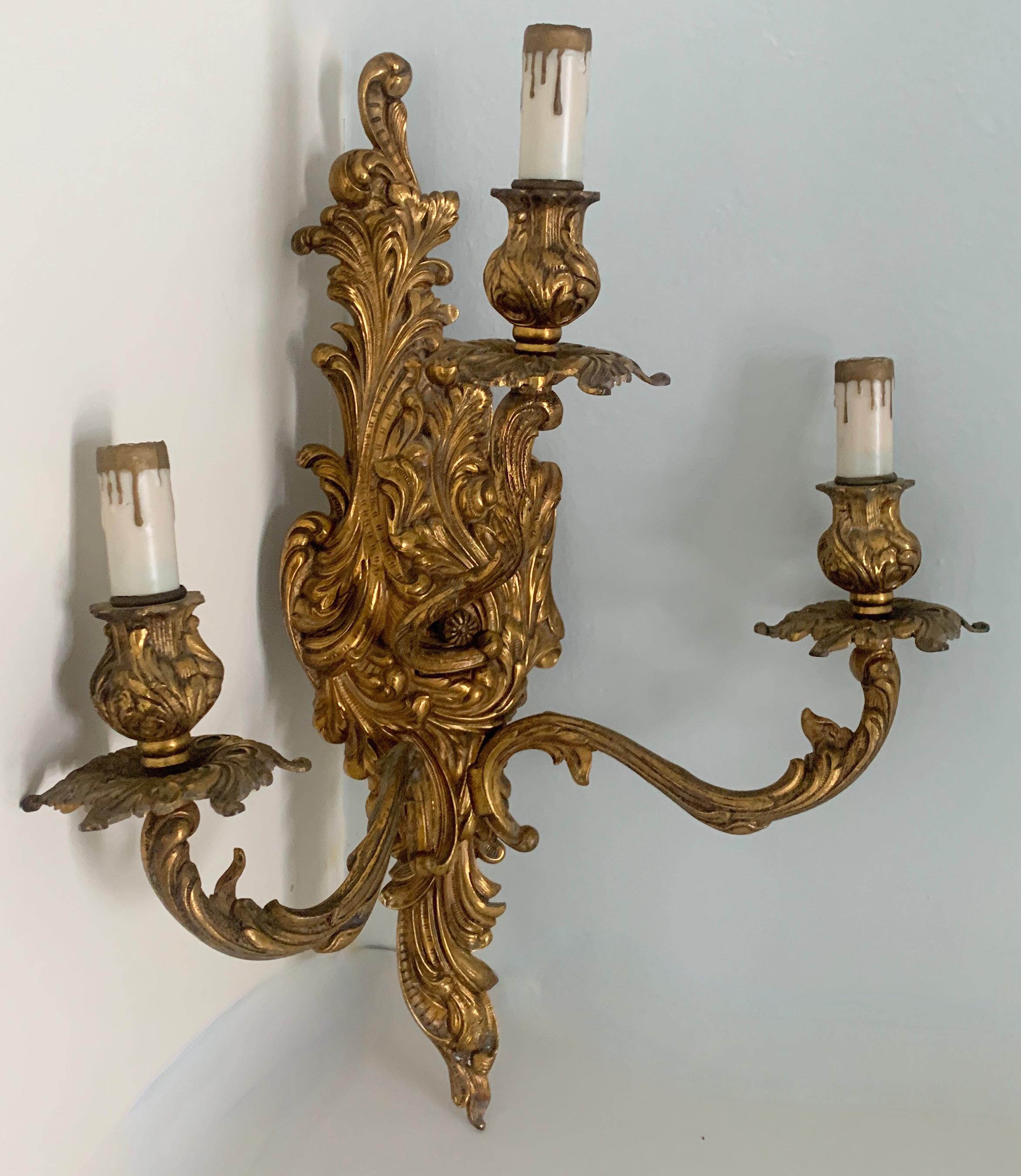 A very nice single gilt French wall sconce.