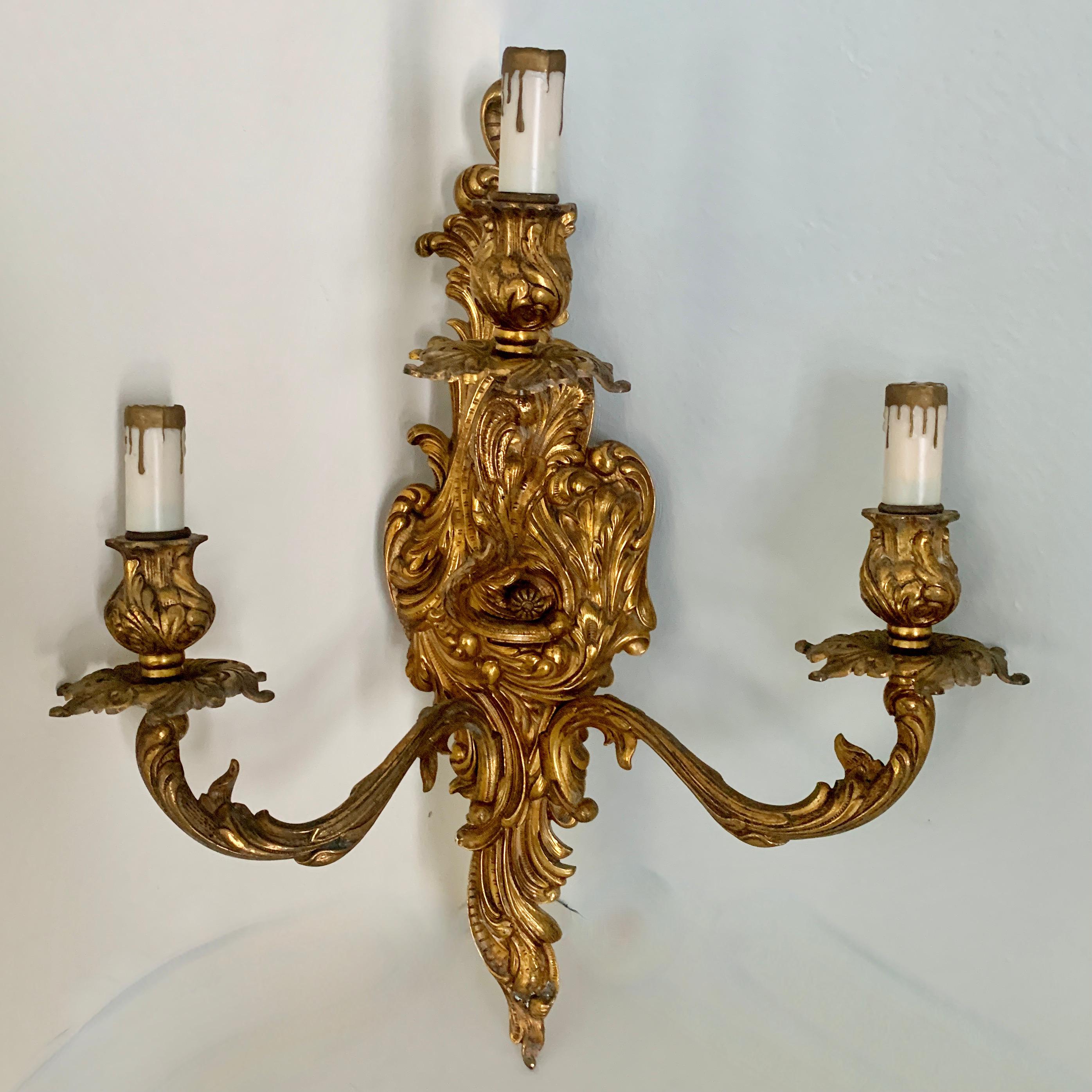 French Gilt Wall Sconce In Good Condition For Sale In Los Angeles, CA