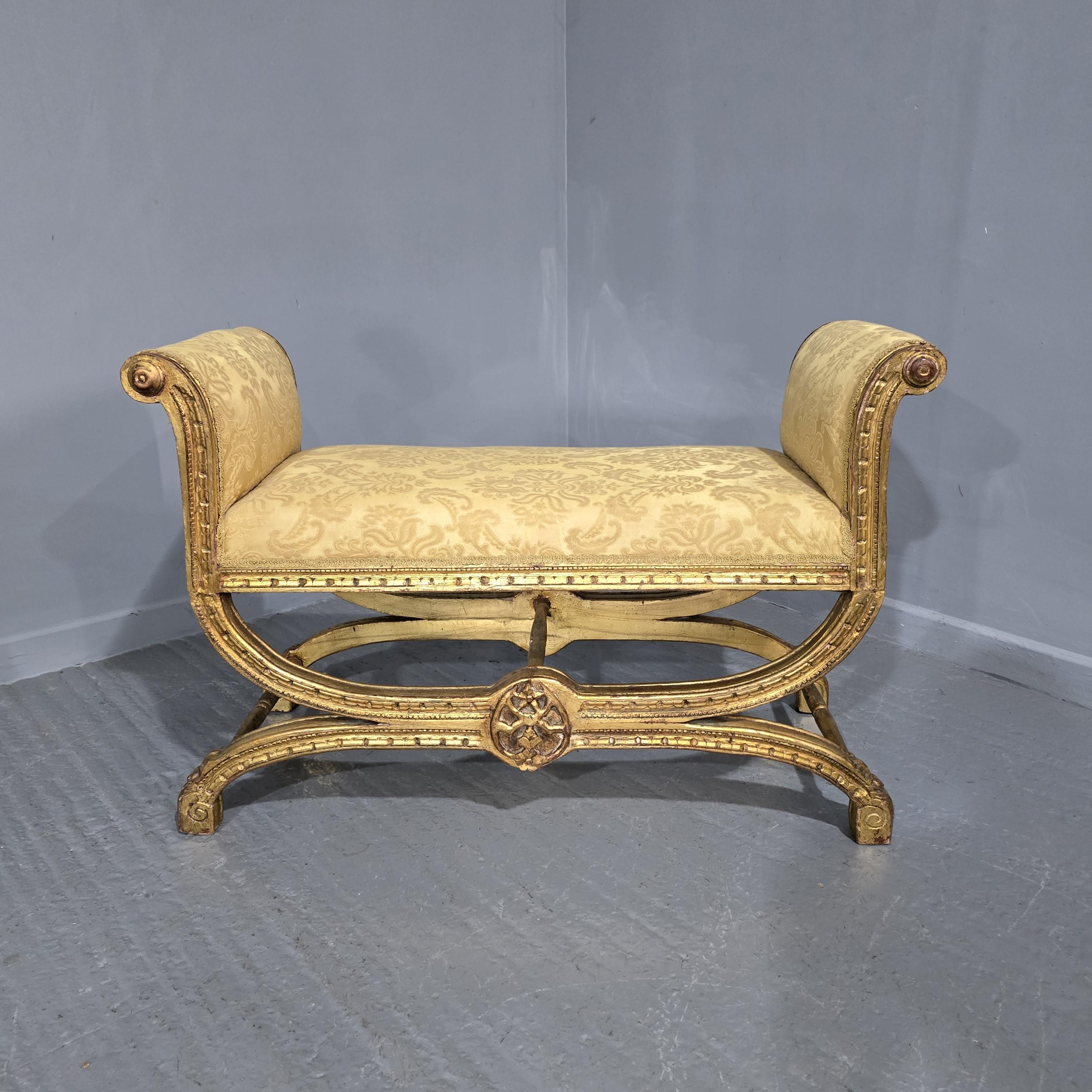 Sedile da finestra o da duetto con cornice dorata a X di buona qualità, rivestito in damasco dorato, nel complesso in ottime condizioni.

Sei invitato a visionare questo articolo presso il nostro showroom, ma ti preghiamo di telefonare prima della
