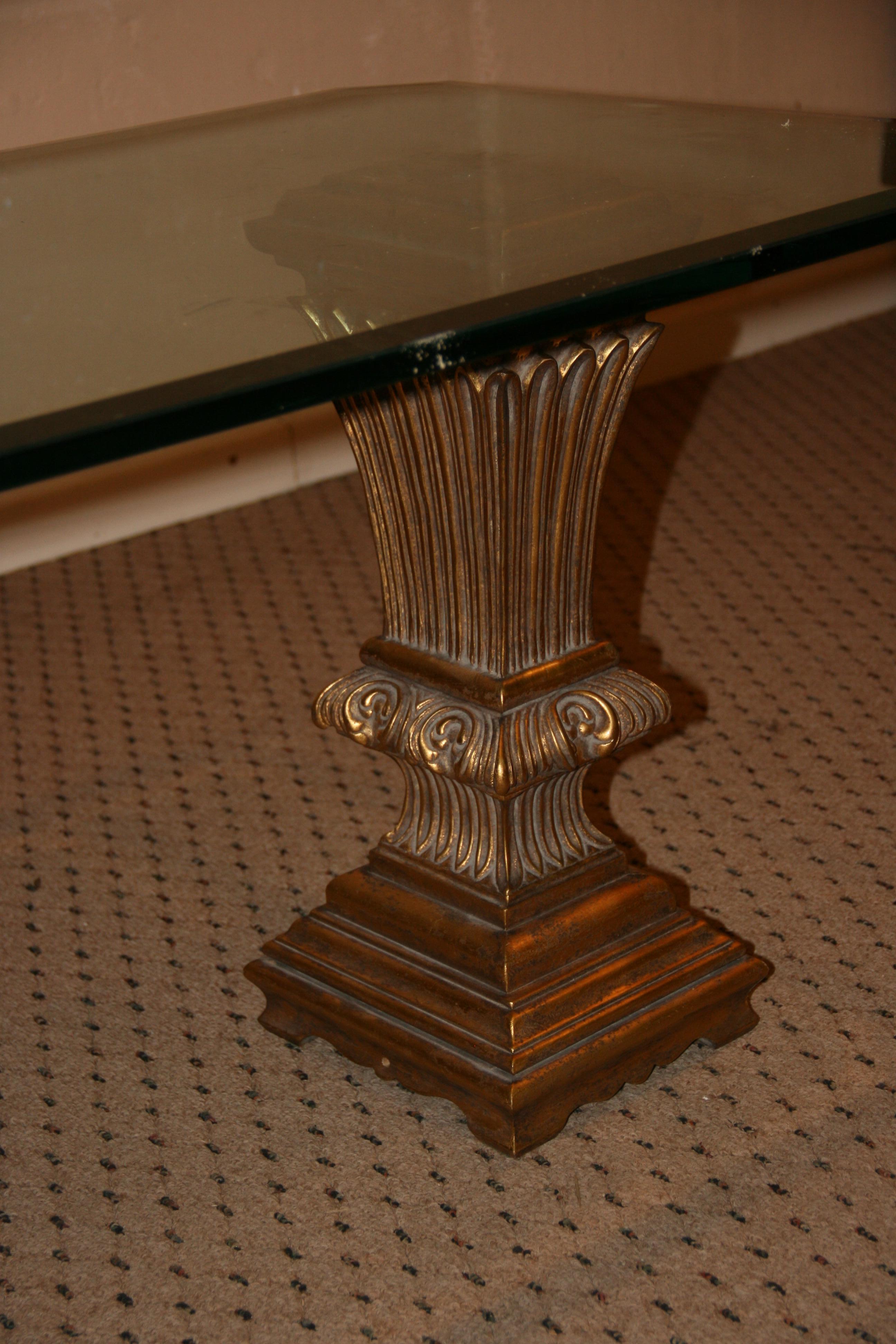 Table basse française en bois doré et verre biseauté des années 1950 Bon état - En vente à Douglas Manor, NY