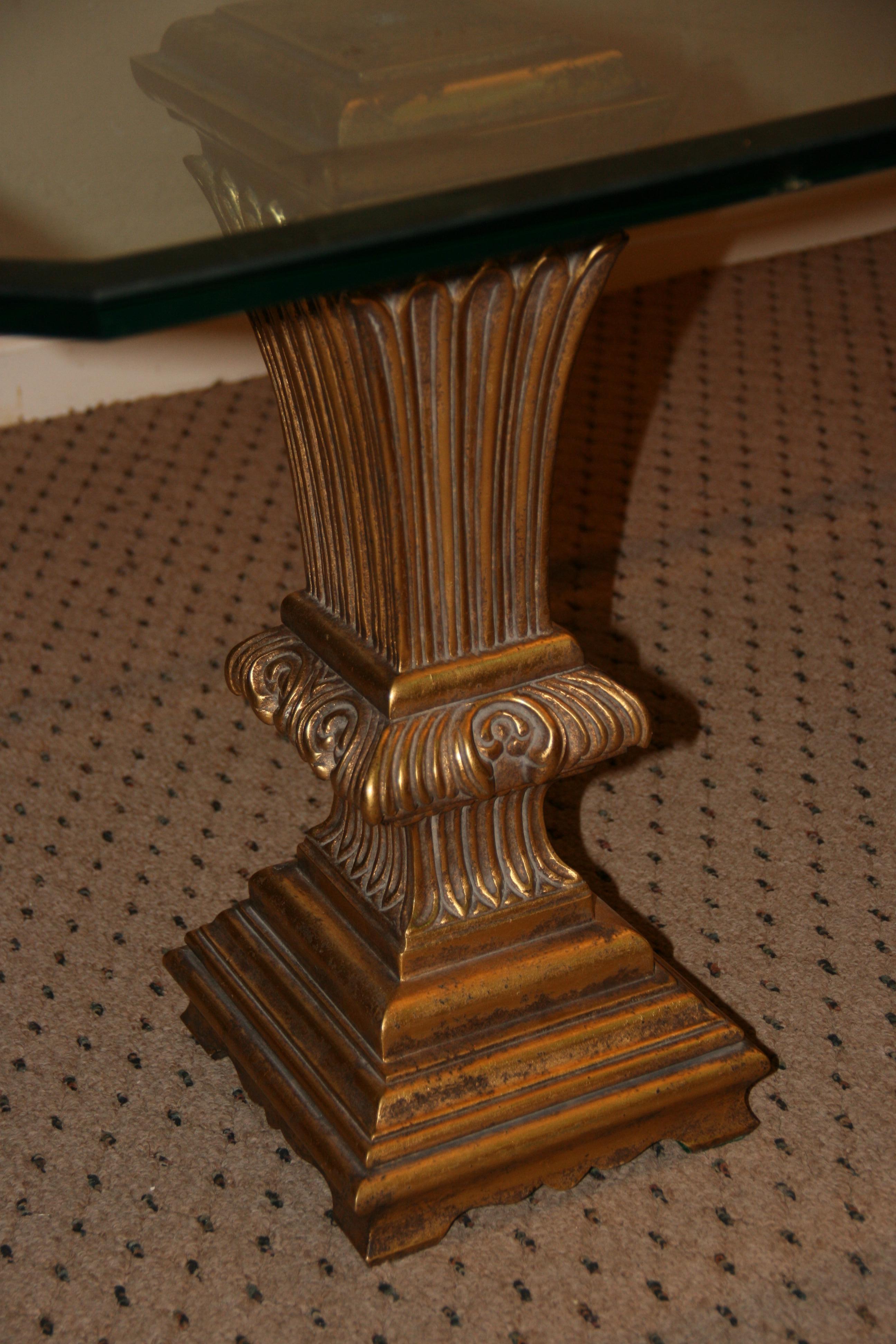 Table basse française en bois doré et verre biseauté des années 1950 en vente 1