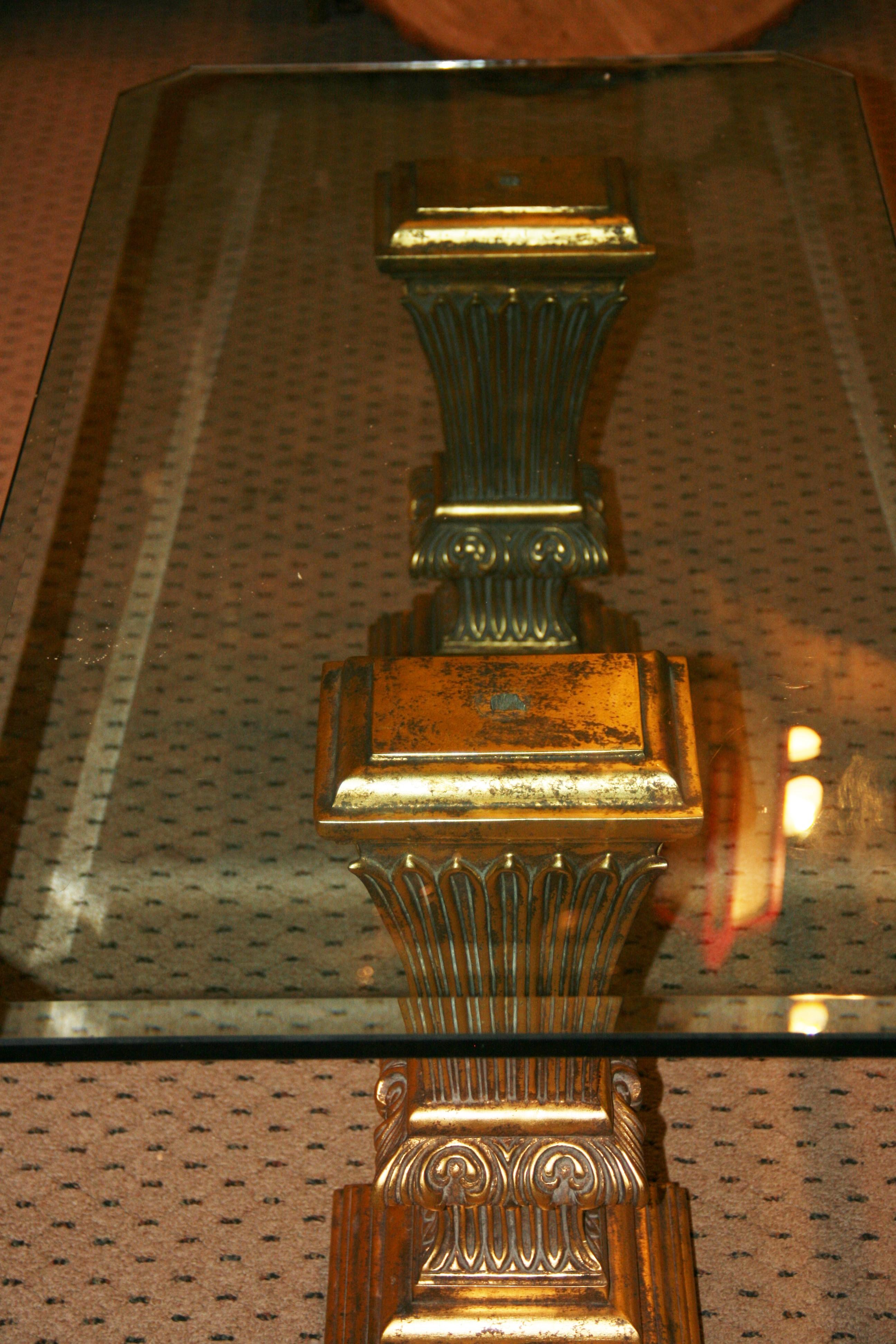 Table basse française en bois doré et verre biseauté des années 1950 en vente 2