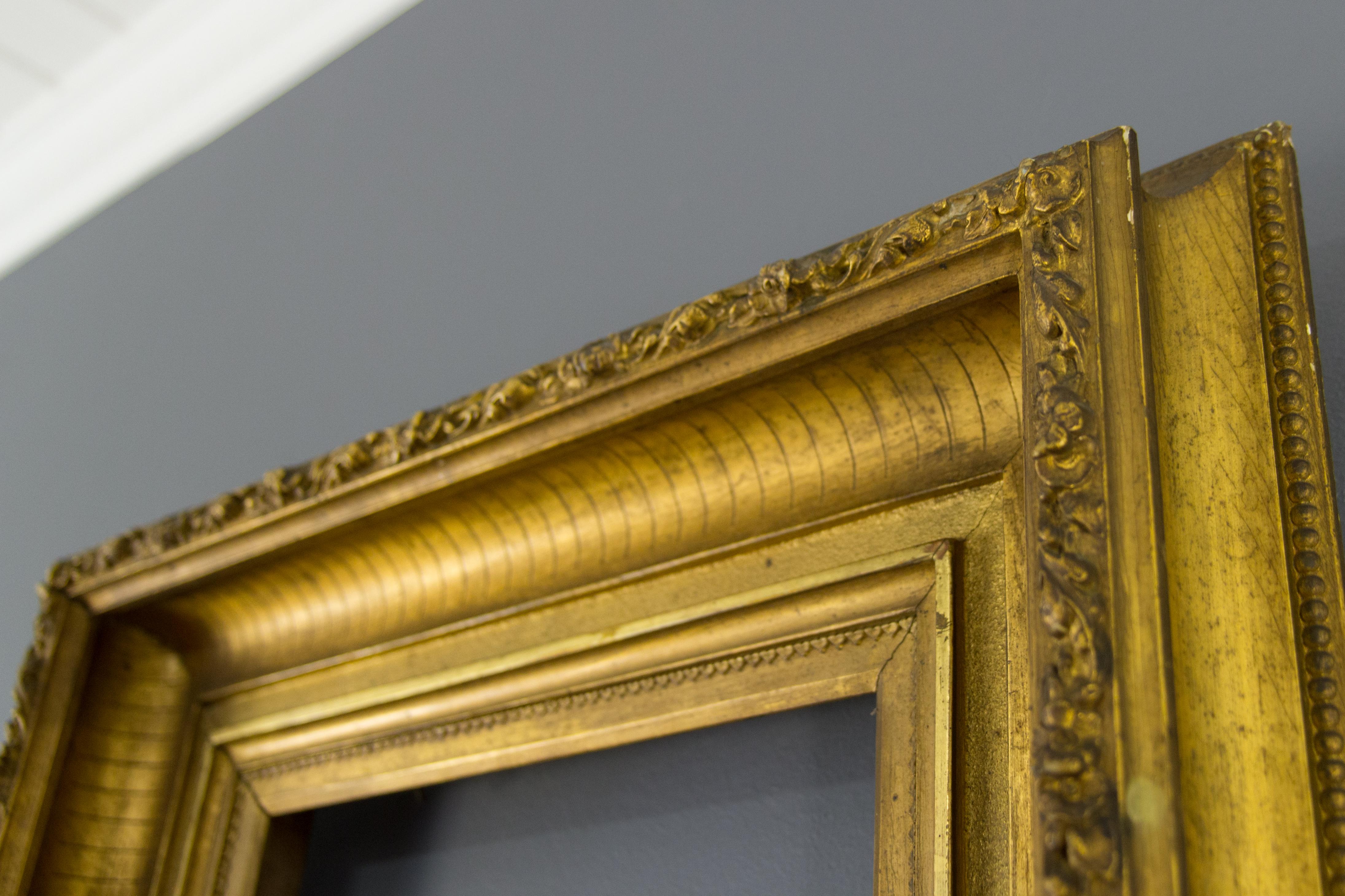 Français Cadre de tableau ou de miroir en bois doré et gesso:: fin du XIXe siècle en vente