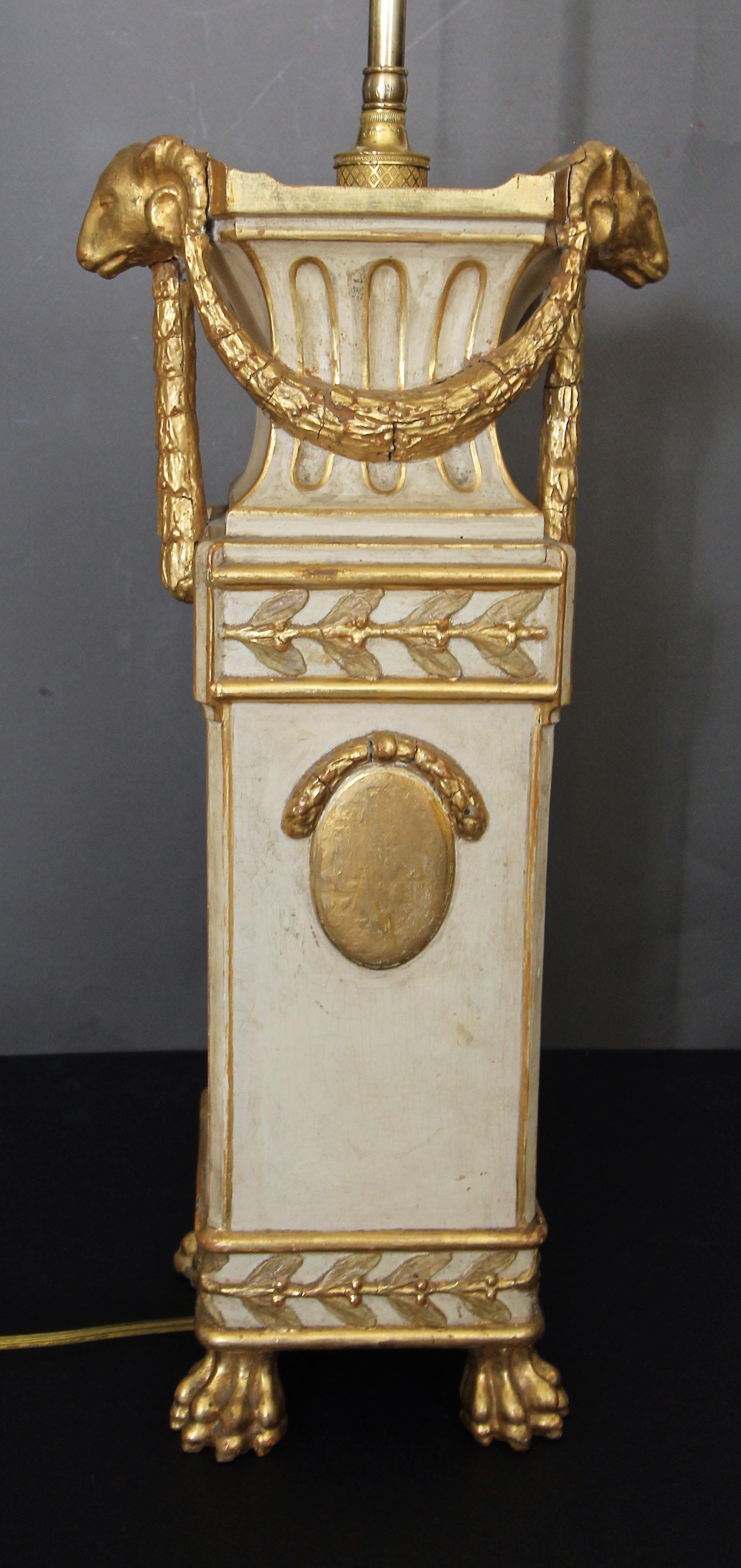 Lampada da tavolo con piedi a zampa di gallina in Wood Wood dorato in vendita 4