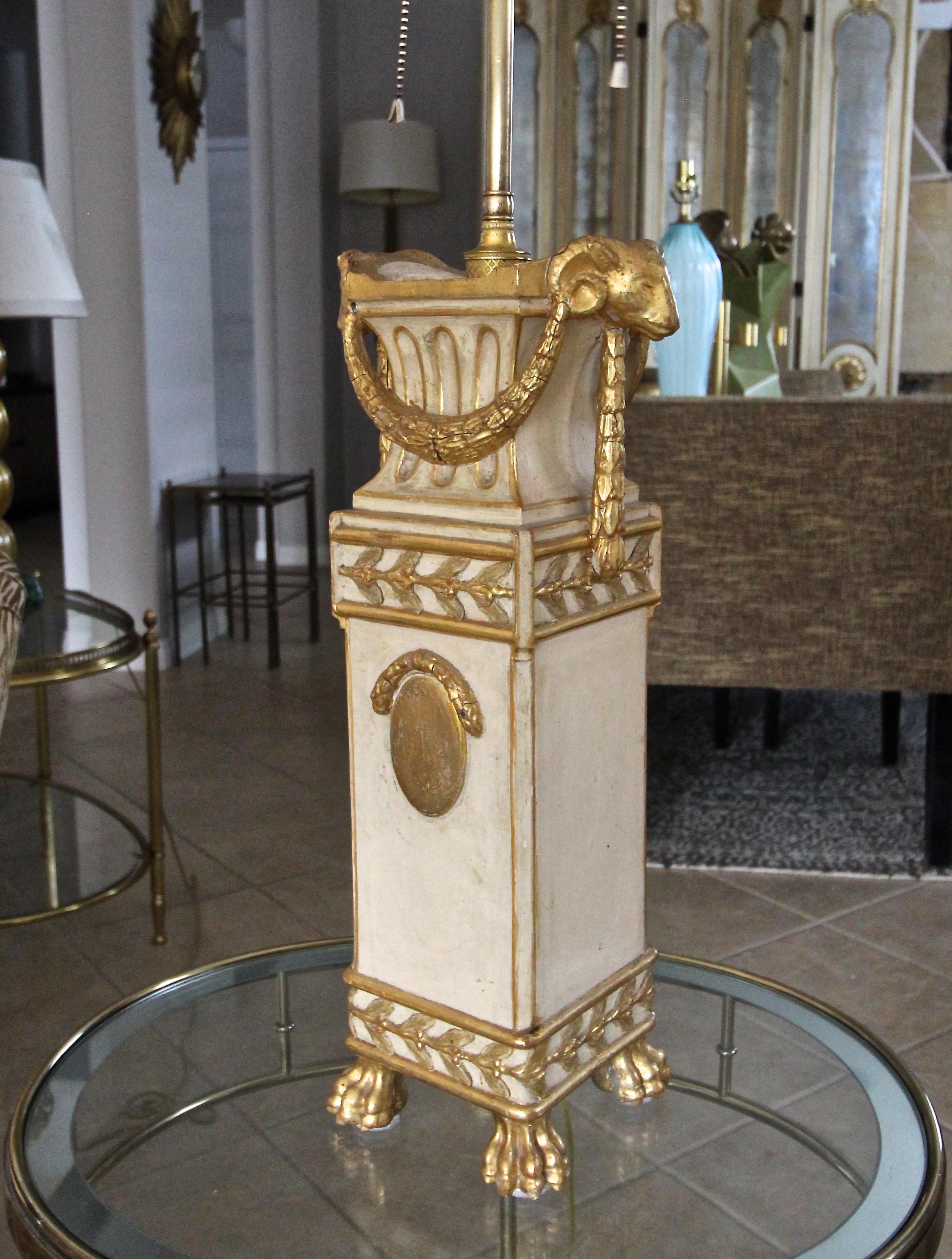 Französisch vergoldet Holz Widder Kopf Pfote Füße Tischlampe (Spätes 19. Jahrhundert) im Angebot