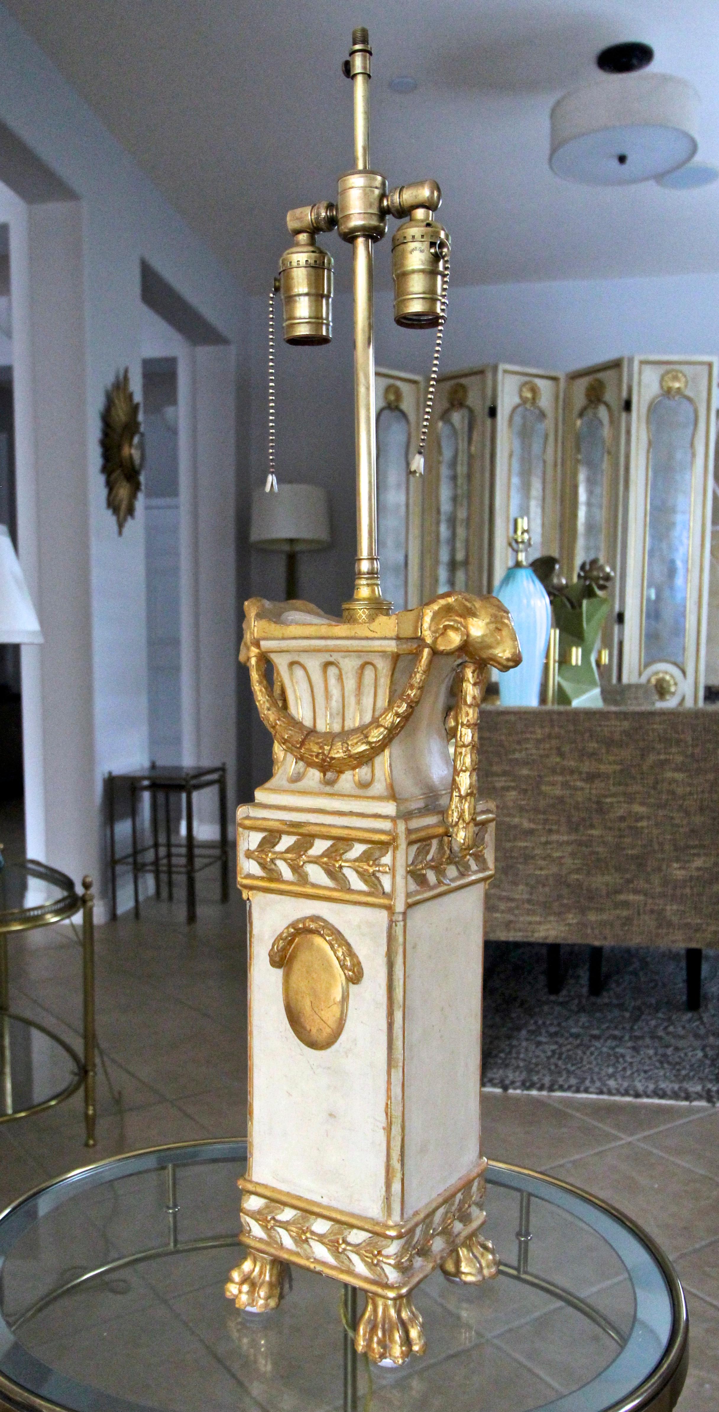 Fine XIX secolo Lampada da tavolo con piedi a zampa di gallina in Wood Wood dorato in vendita