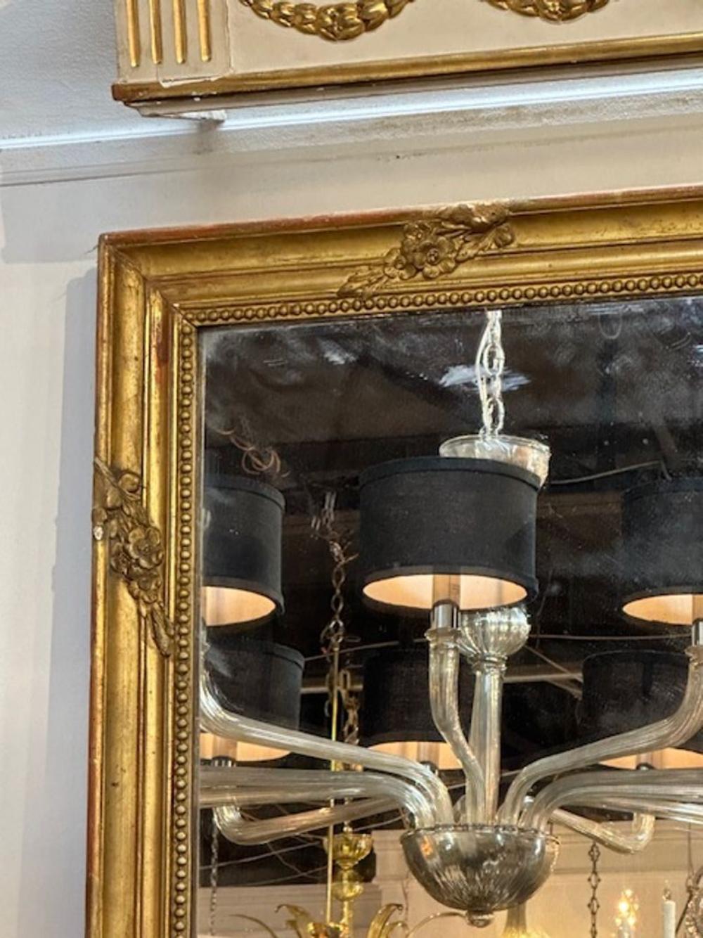 Miroir transitionnel français en bois doré Bon état - En vente à Dallas, TX