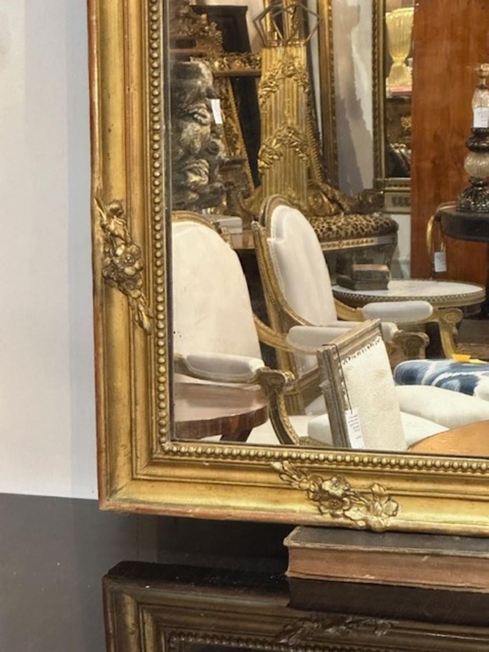 Miroir transitionnel français en bois doré en vente 1
