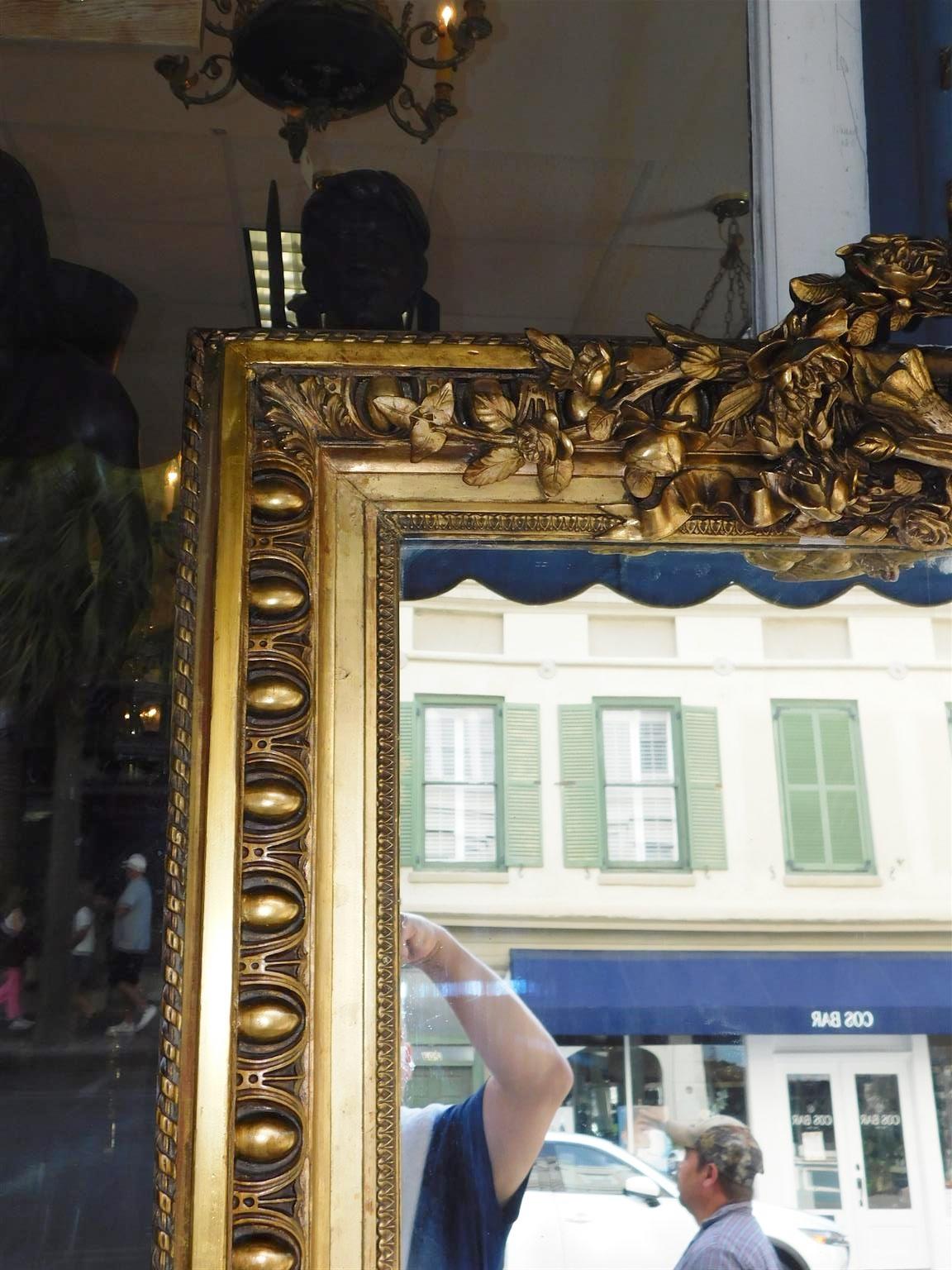 Miroir mural en bois doré français avec ruban de colombe et cartouche de feuillage, vers 1820 Excellent état - En vente à Hollywood, SC