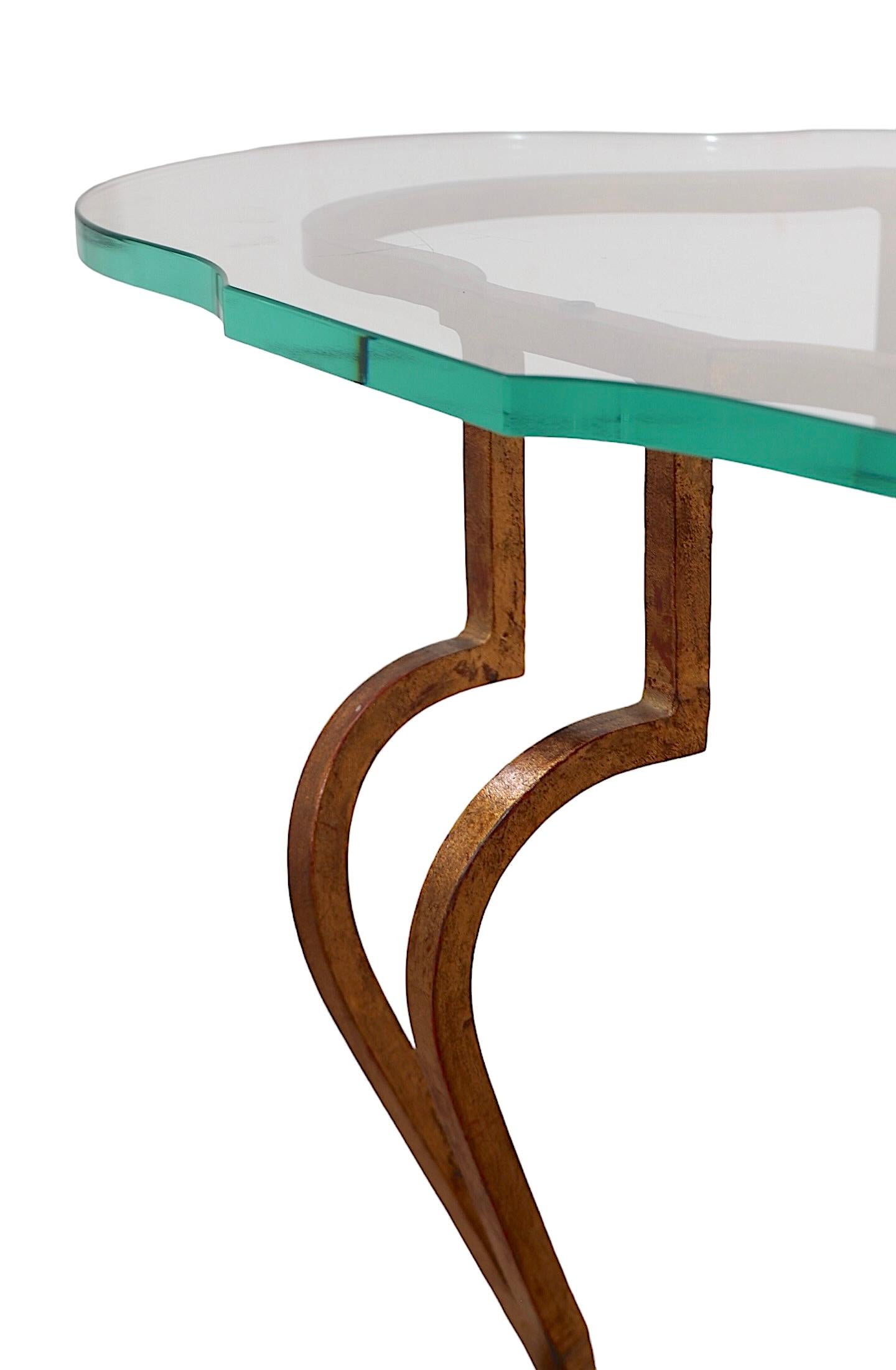 Französisch  Vergoldeter Couchtisch aus Schmiedeeisen und geformter Glasplatte von Maison Ramsey im Angebot 5