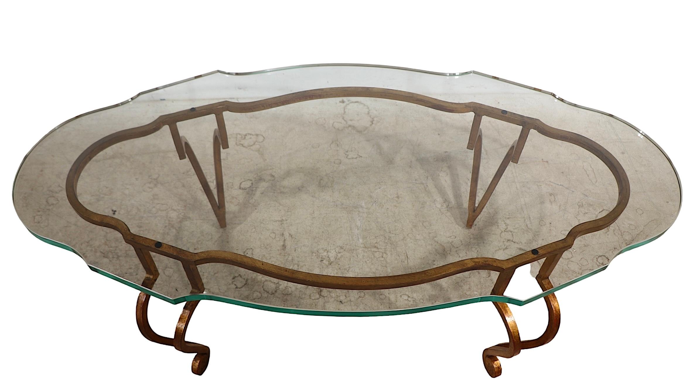 Französisch  Vergoldeter Couchtisch aus Schmiedeeisen und geformter Glasplatte von Maison Ramsey im Angebot 8