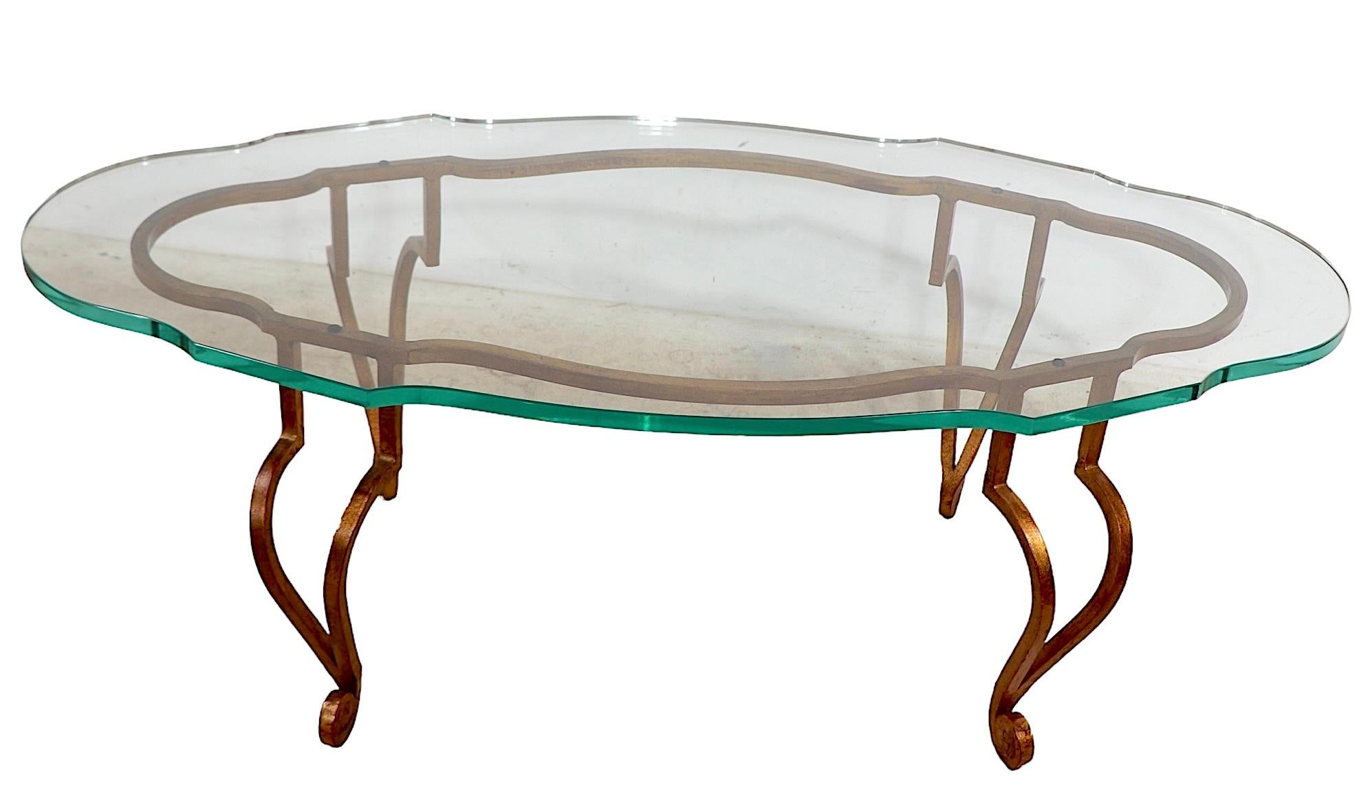 Französisch  Vergoldeter Couchtisch aus Schmiedeeisen und geformter Glasplatte von Maison Ramsey (Hollywood Regency) im Angebot