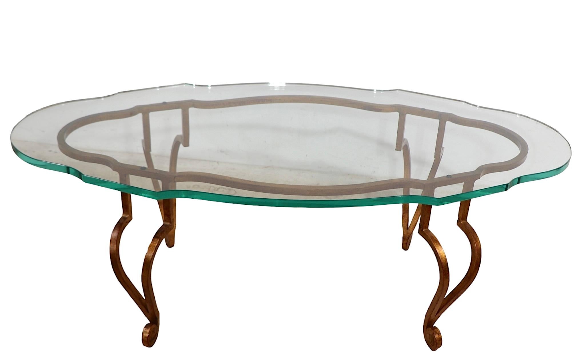 Französisch  Vergoldeter Couchtisch aus Schmiedeeisen und geformter Glasplatte von Maison Ramsey im Zustand „Gut“ im Angebot in New York, NY