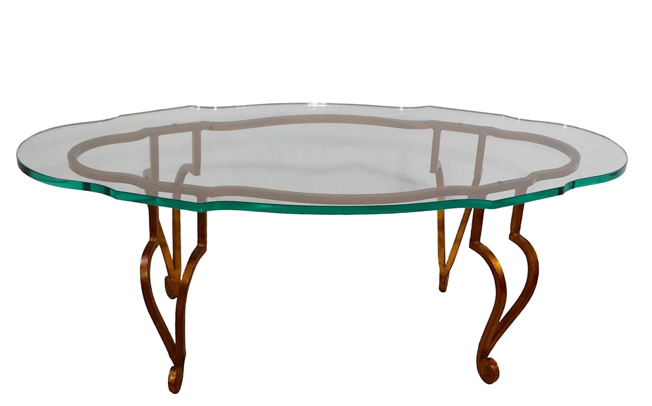 Französisch  Vergoldeter Couchtisch aus Schmiedeeisen und geformter Glasplatte von Maison Ramsey im Angebot 1