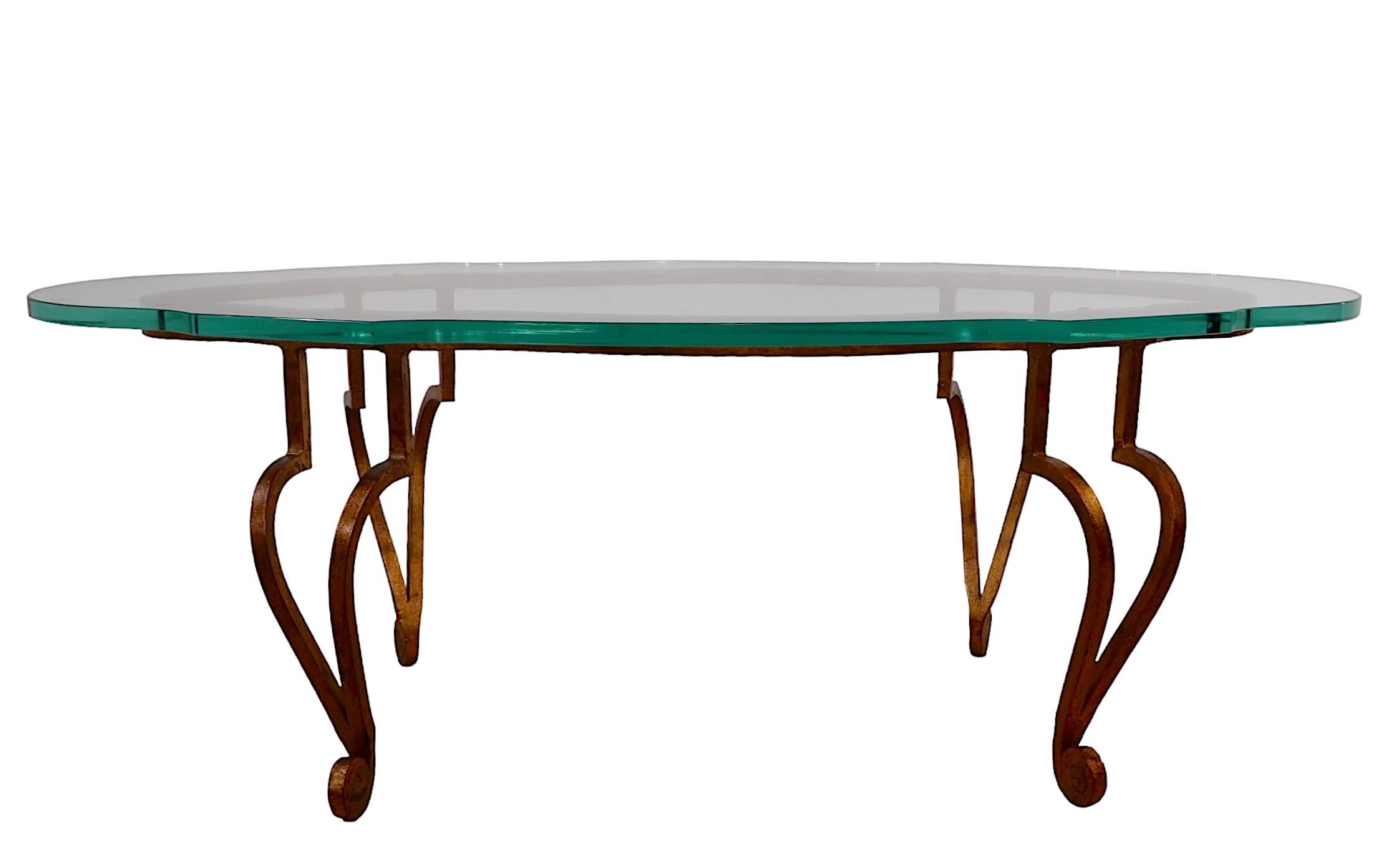 Französisch  Vergoldeter Couchtisch aus Schmiedeeisen und geformter Glasplatte von Maison Ramsey im Angebot 3