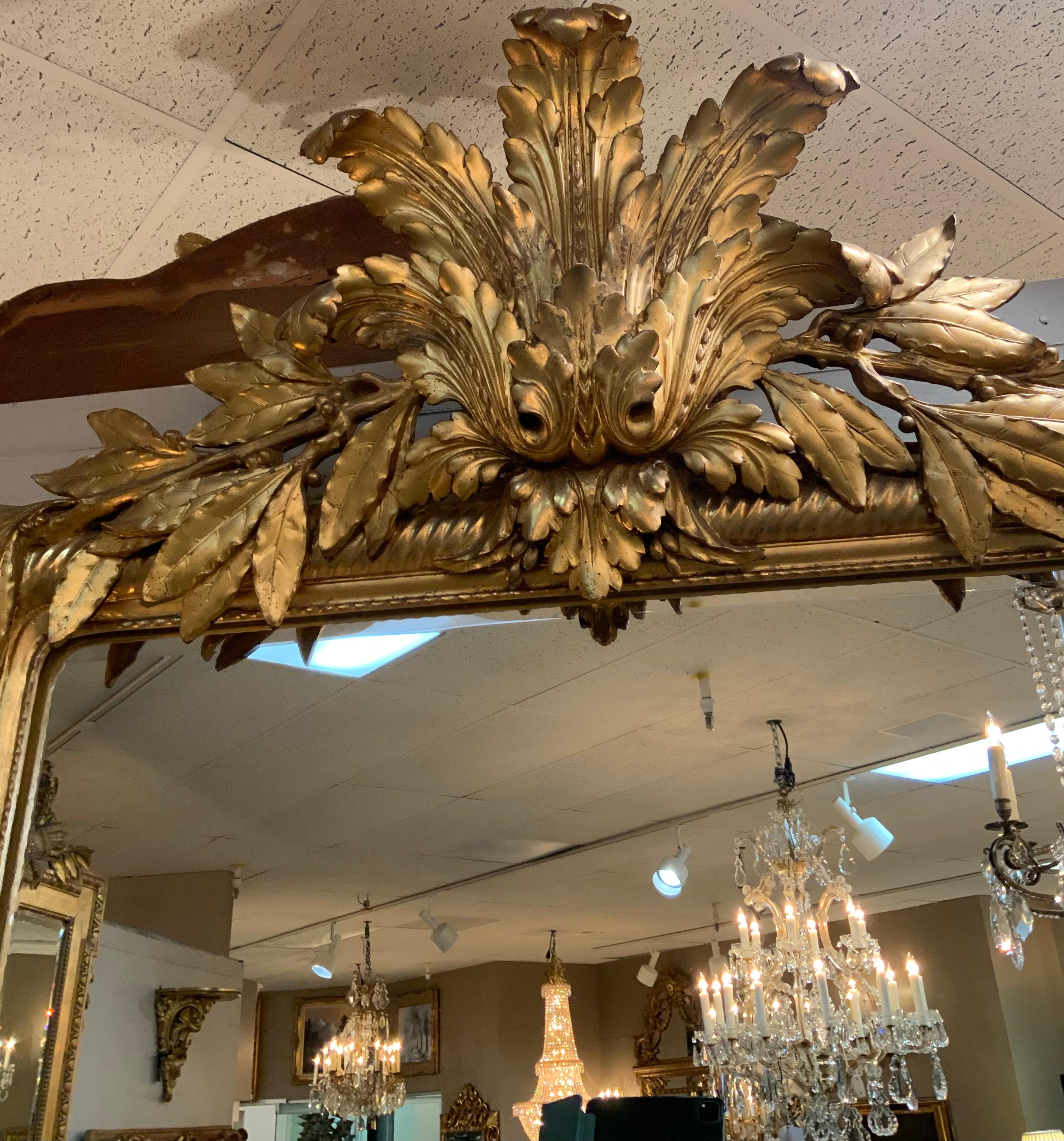 Questo specchio unico ha la doratura originale Un touch
E la piastra a specchio smussata è chiara e pulita.
Senza imperfezioni. Lo stemma decorativo è in
La forma di foglie e rami in tonalità altamente dorate.
I lati sono decorati con corde e