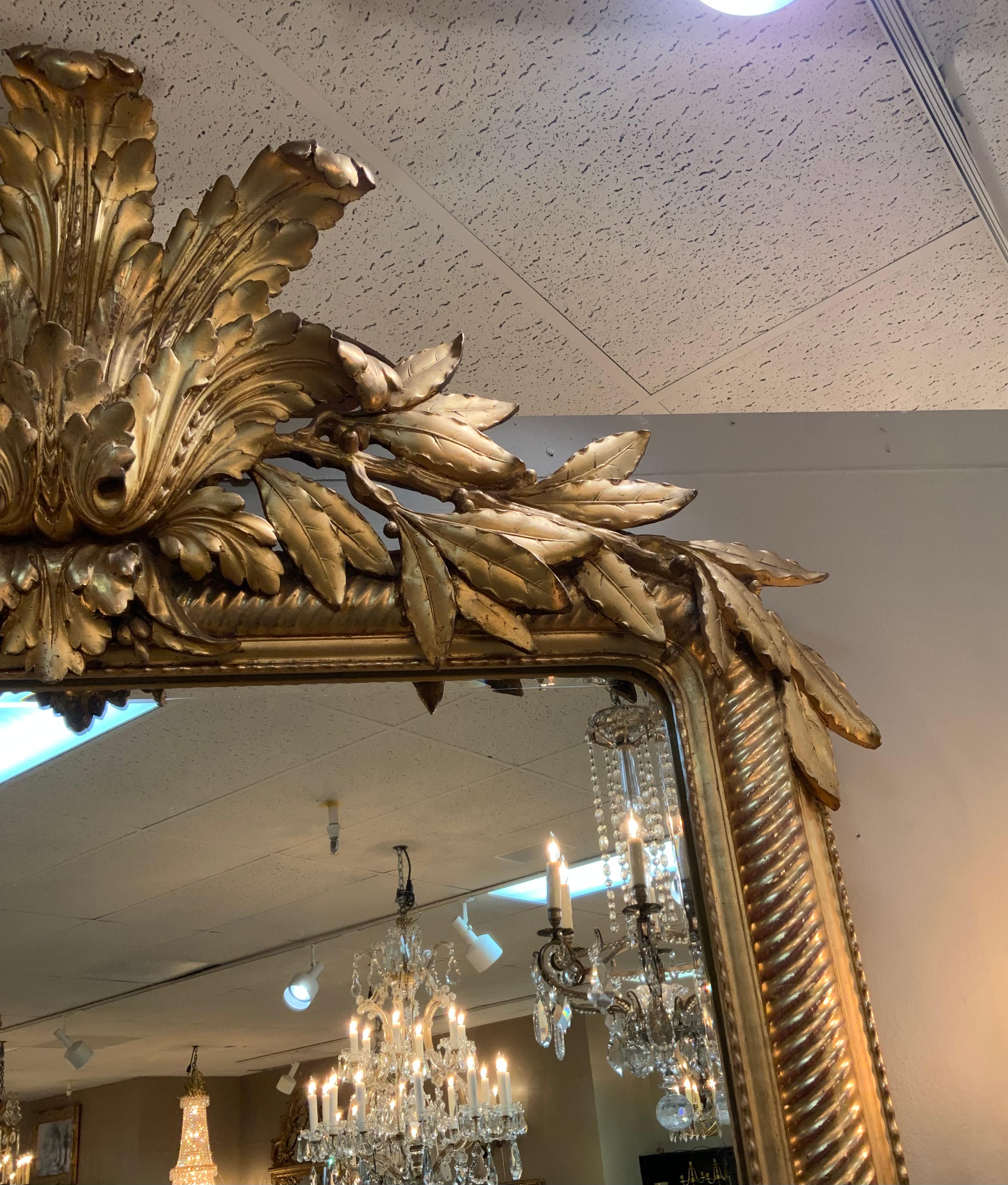 Luigi XV Specchio smussato francese in legno dorato del XIX secolo in vendita