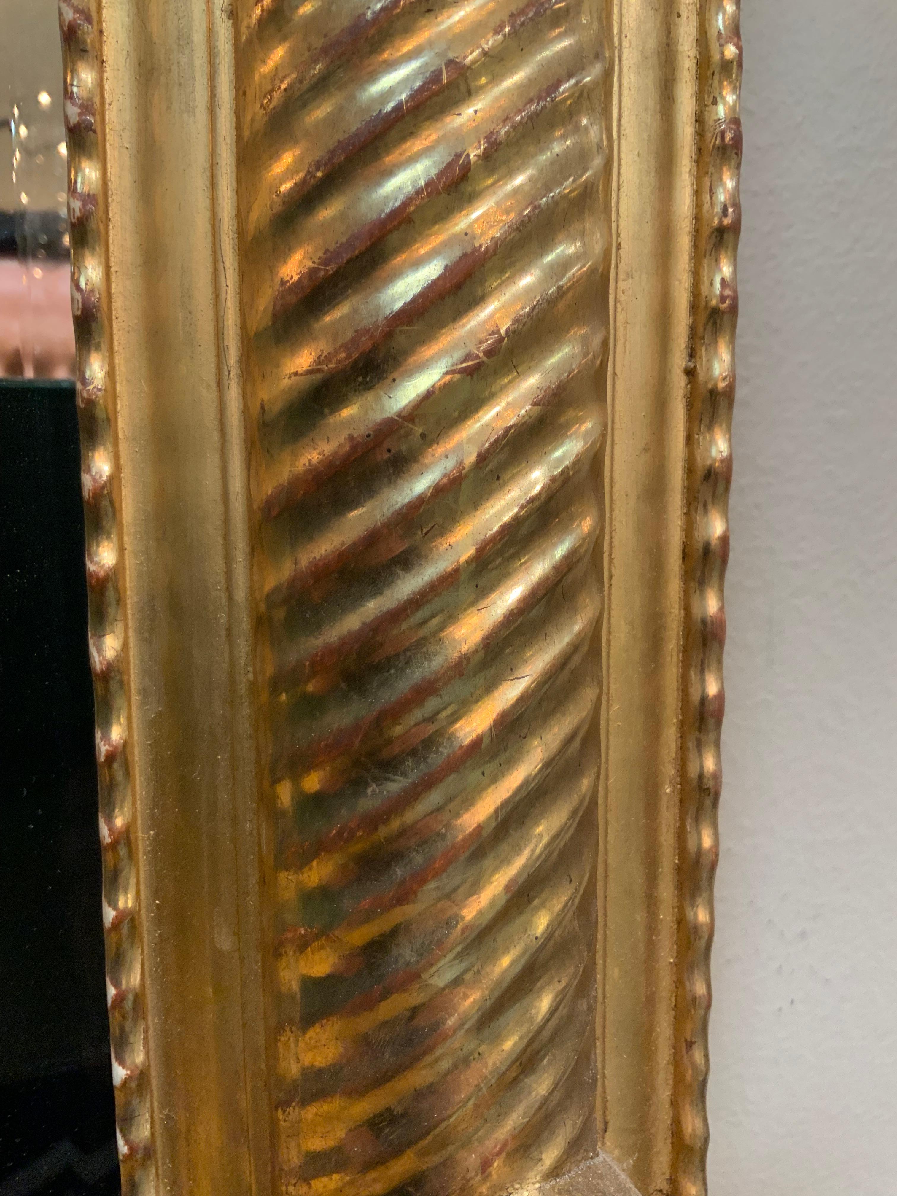 Specchio smussato francese in legno dorato del XIX secolo In condizioni ottime in vendita a Houston, TX