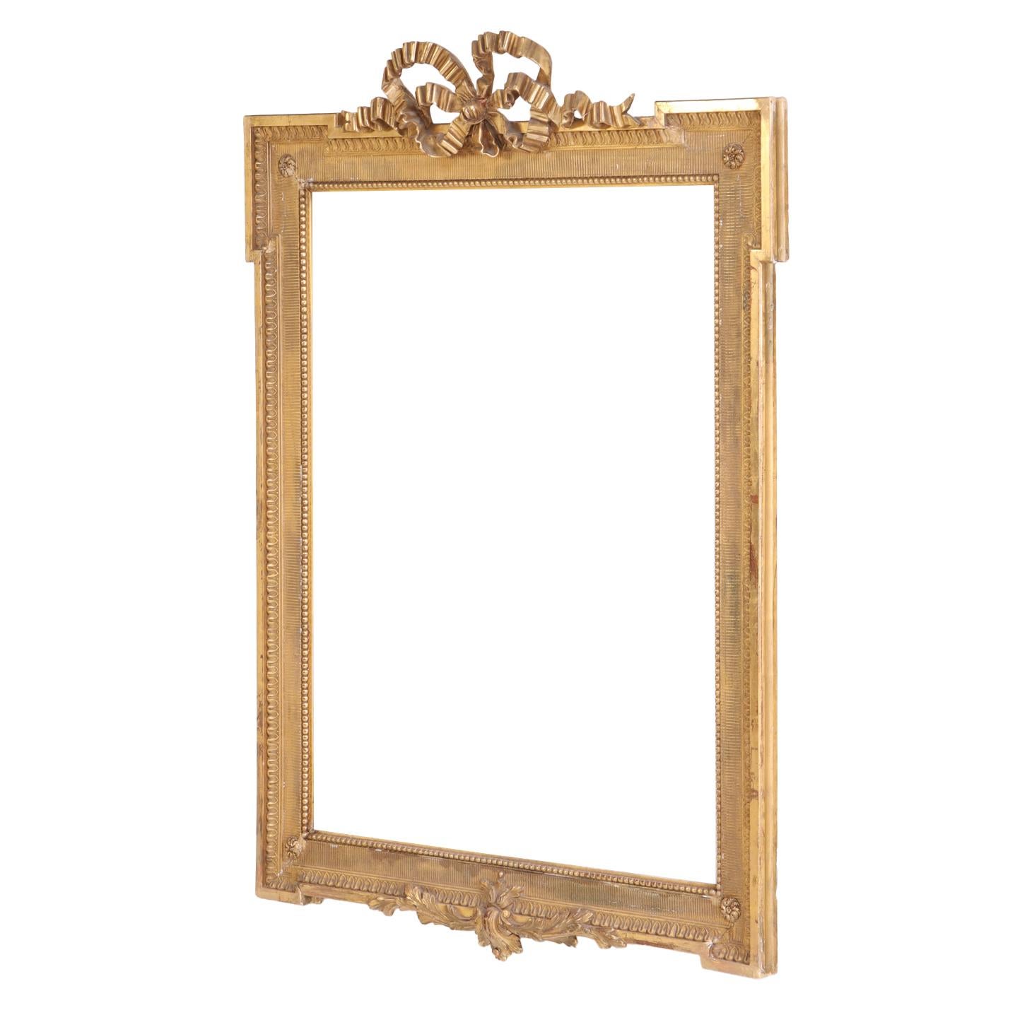 Ein raffinierter französischer Rahmen aus Goldholz und Gesso, um 1900, im Stil des Louis-XVI-Revivals. Der große rechteckige Rahmen weist oben ein fein geschnitztes zentrales Band auf, ein Markenzeichen des neoklassizistischen Designs, mit