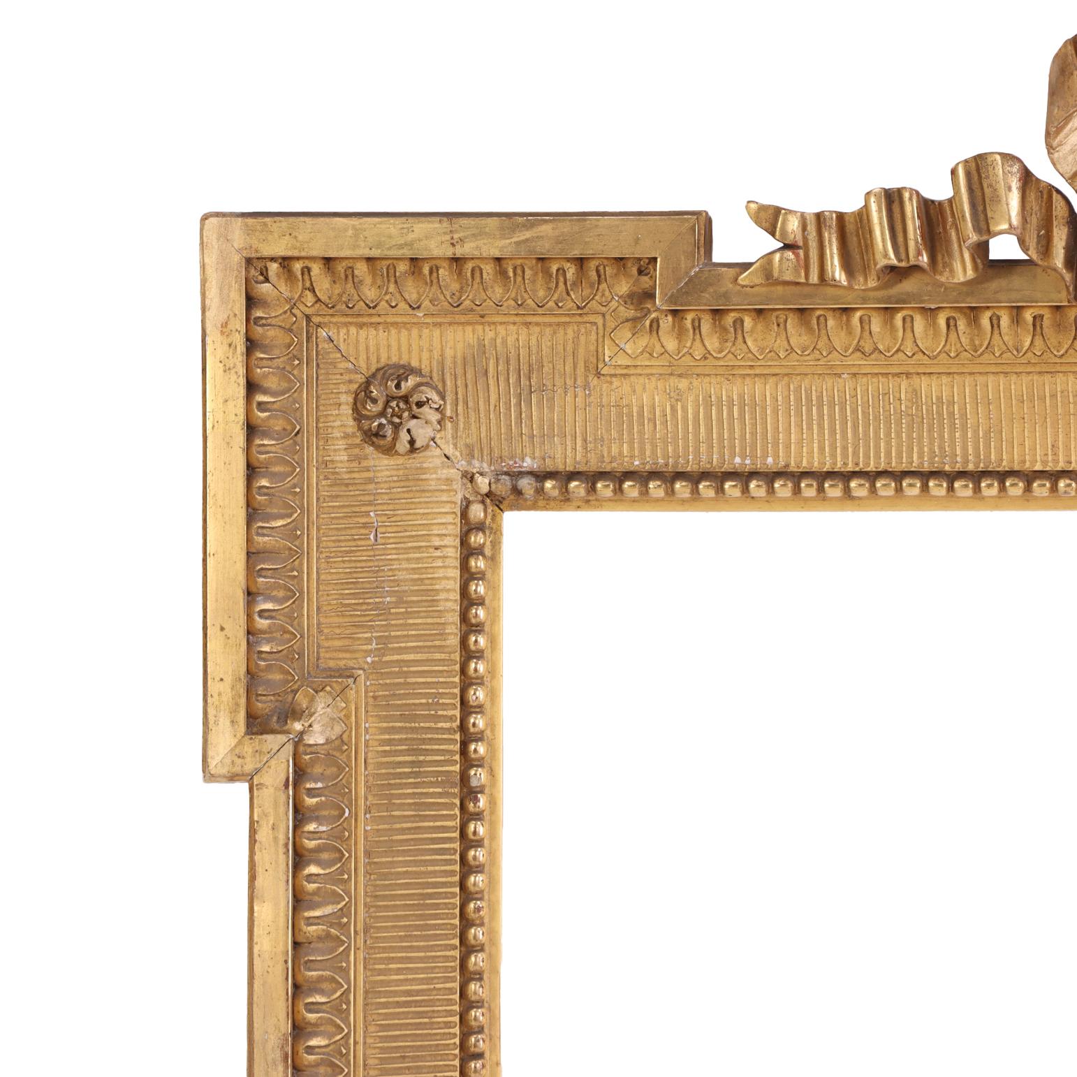 Französisch Giltwood und Gesso Rahmen mit Band Crest, C. 1900. (Geschnitzt) im Angebot