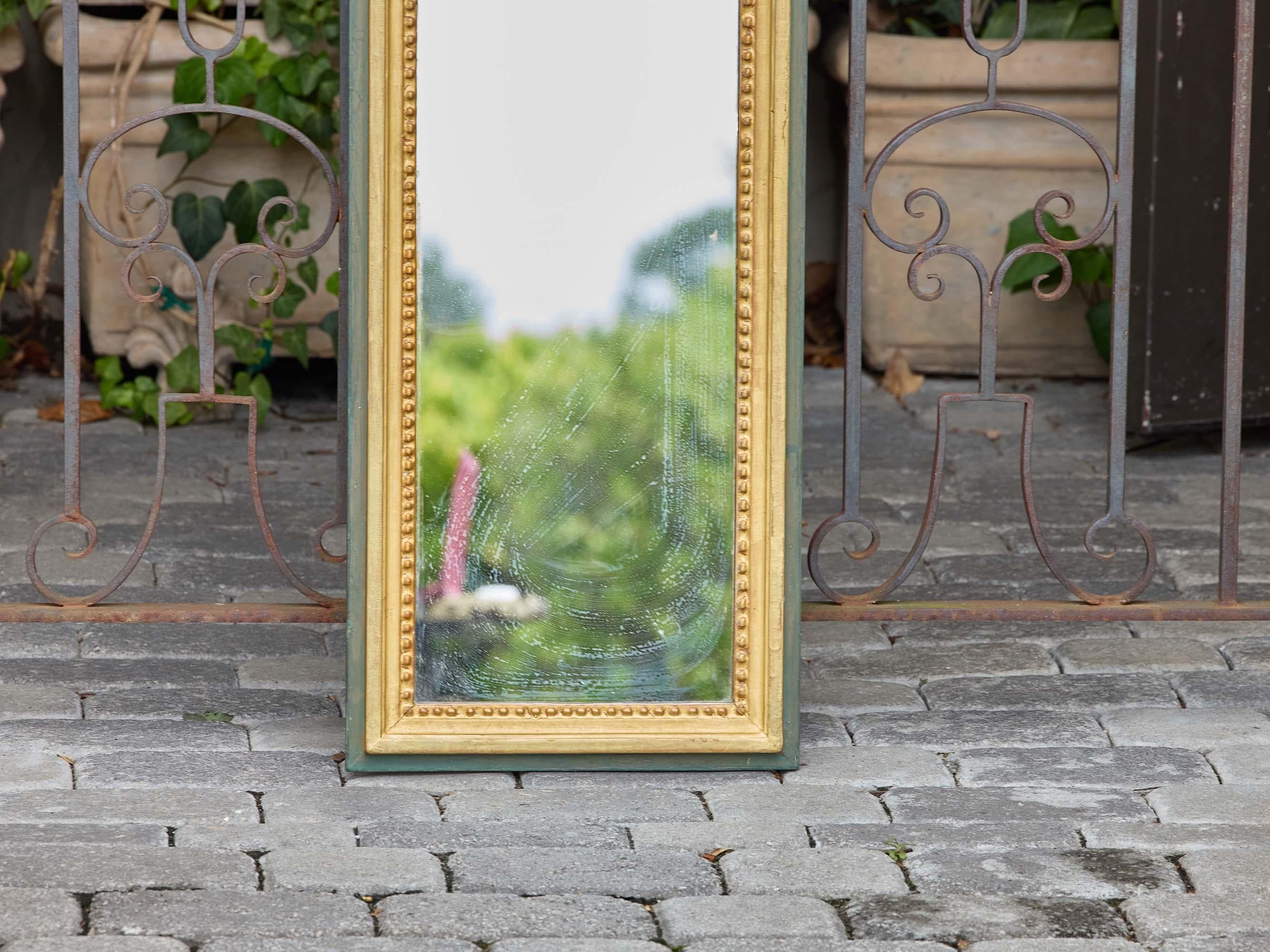Français Miroir de mariage en bois doré et peint en vert avec cadre perlé, circa 1920 en vente