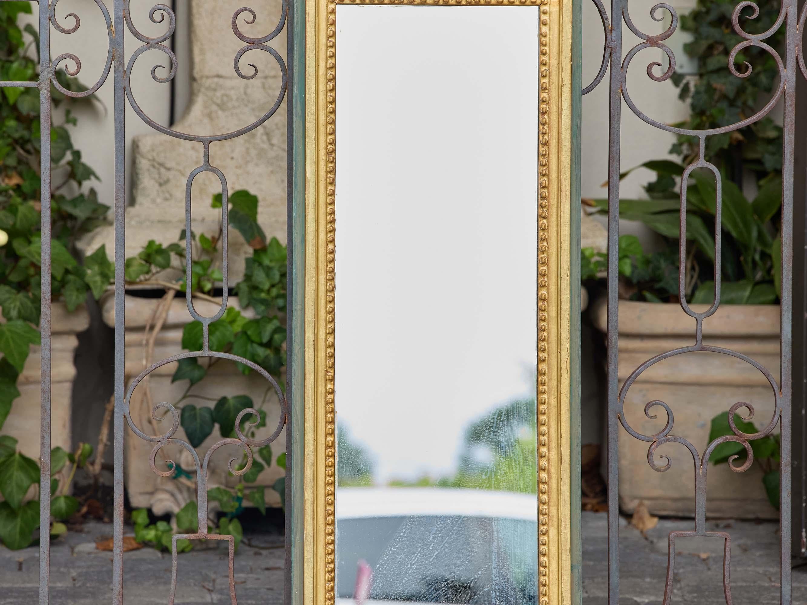 Peint Miroir de mariage en bois doré et peint en vert avec cadre perlé, circa 1920 en vente