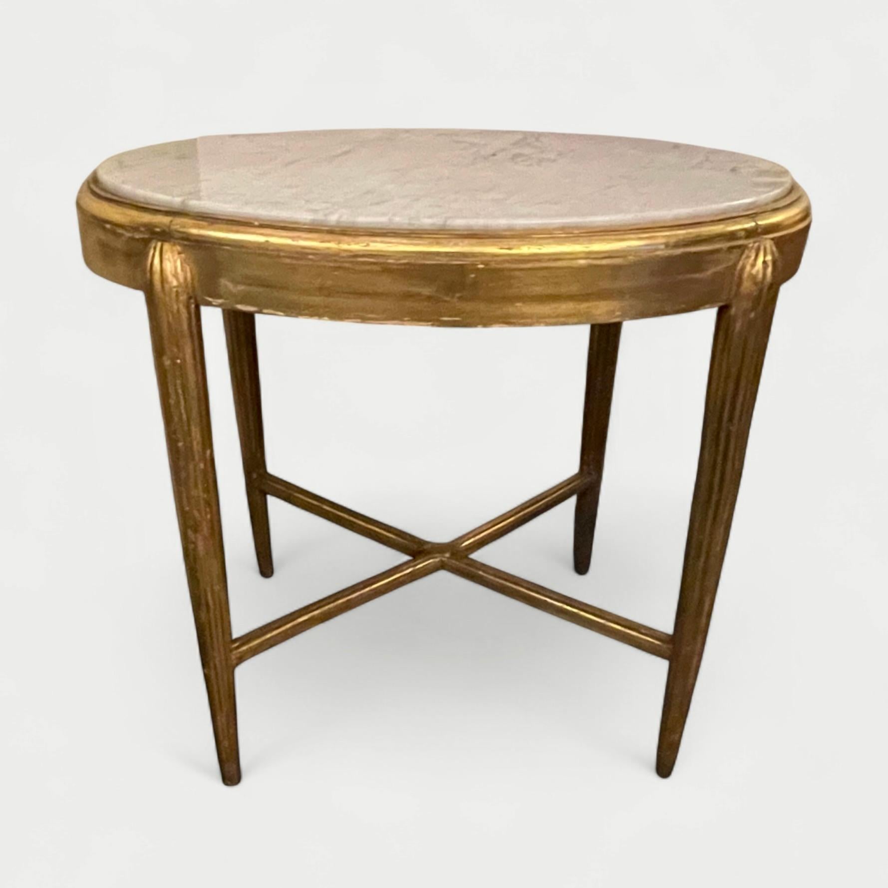 Inizio XIX secolo Tavolo da centro ovale francese in legno dorato e mable Attribuito a Sue et Mare Circa 1920 in vendita