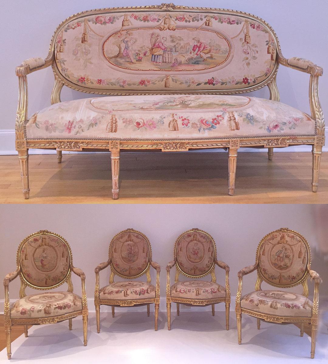 Fünfteilige französische Salongarnitur aus Vergoldung und Gobelin im Louis-XVI-Stil, um 1890.
Bestehend aus einem Canape und vier Fauteuils, die mit französischen Aubusson-Wandteppichen gepolstert sind, die Kinder und Tiere in einer ländlichen Szene