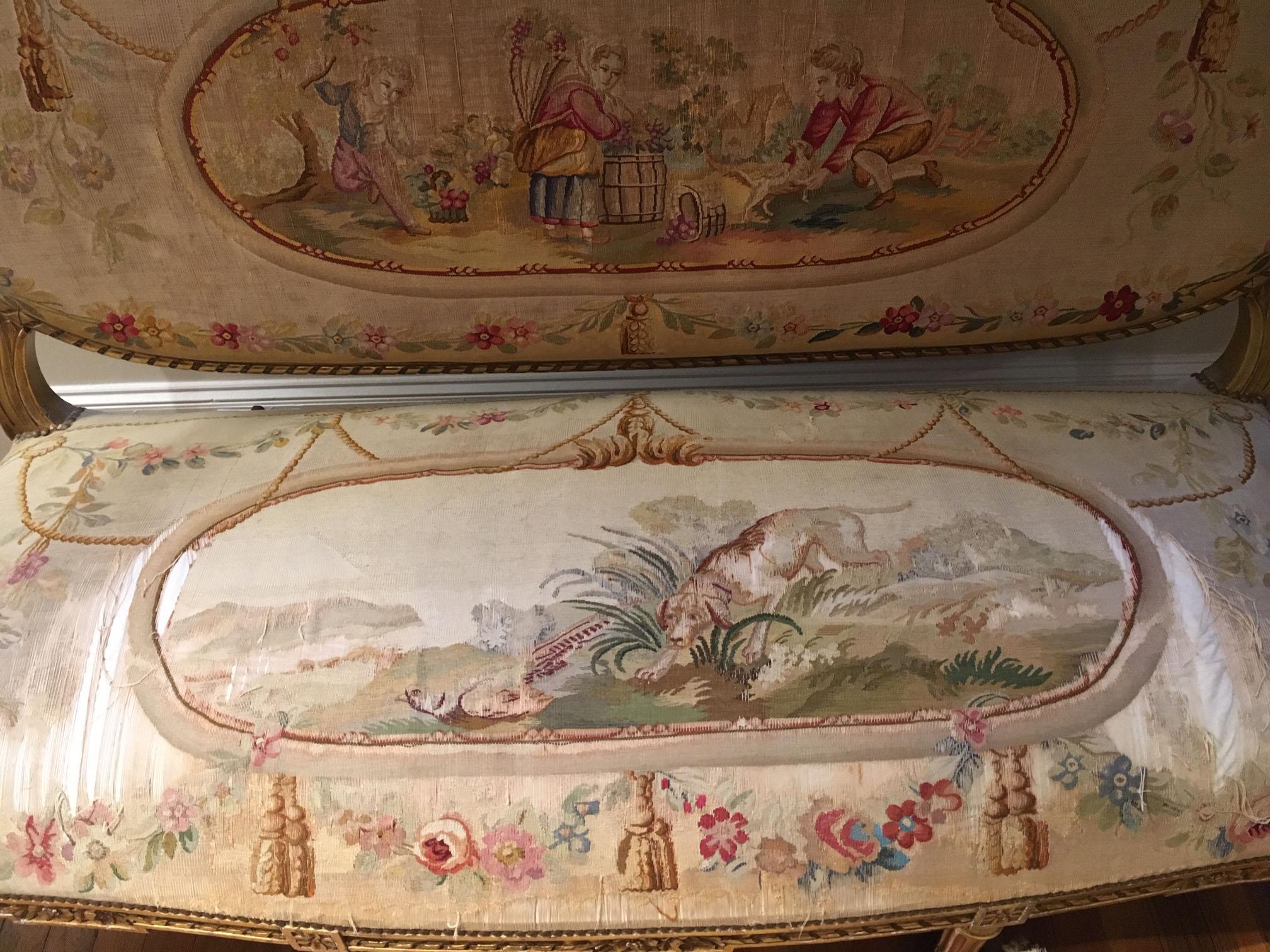 XIXe siècle Suite de salon à cinq pièces en bois doré et tapisserie de style Louis XVI, vers 1890 en vente