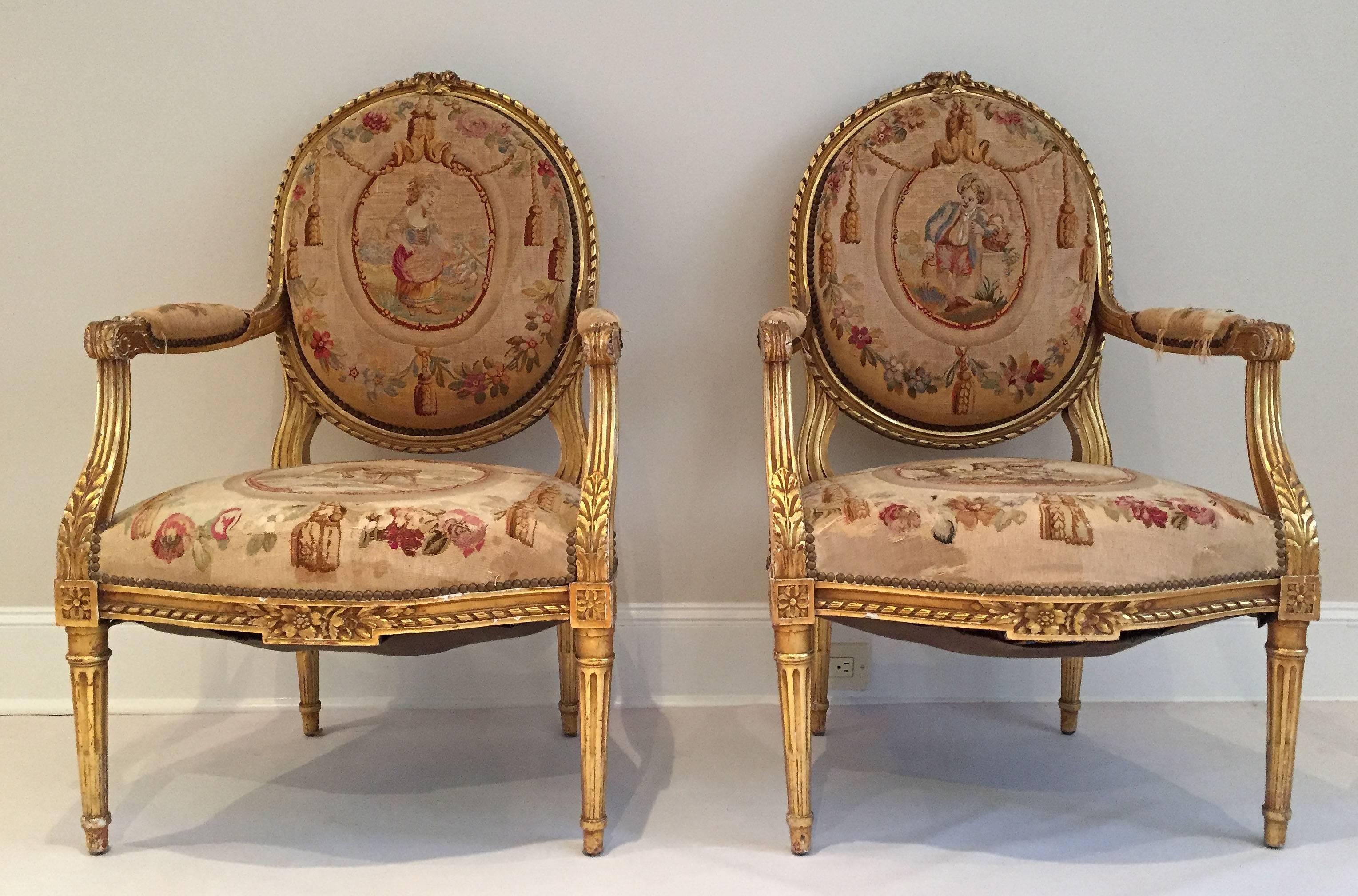 Suite de salon à cinq pièces en bois doré et tapisserie de style Louis XVI, vers 1890 en vente 1