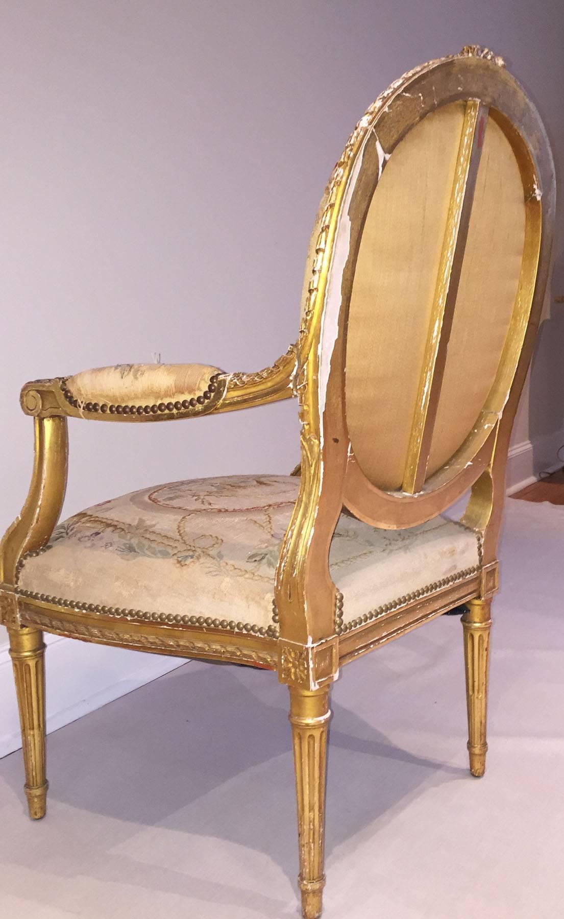 Suite de salon à cinq pièces en bois doré et tapisserie de style Louis XVI, vers 1890 en vente 2