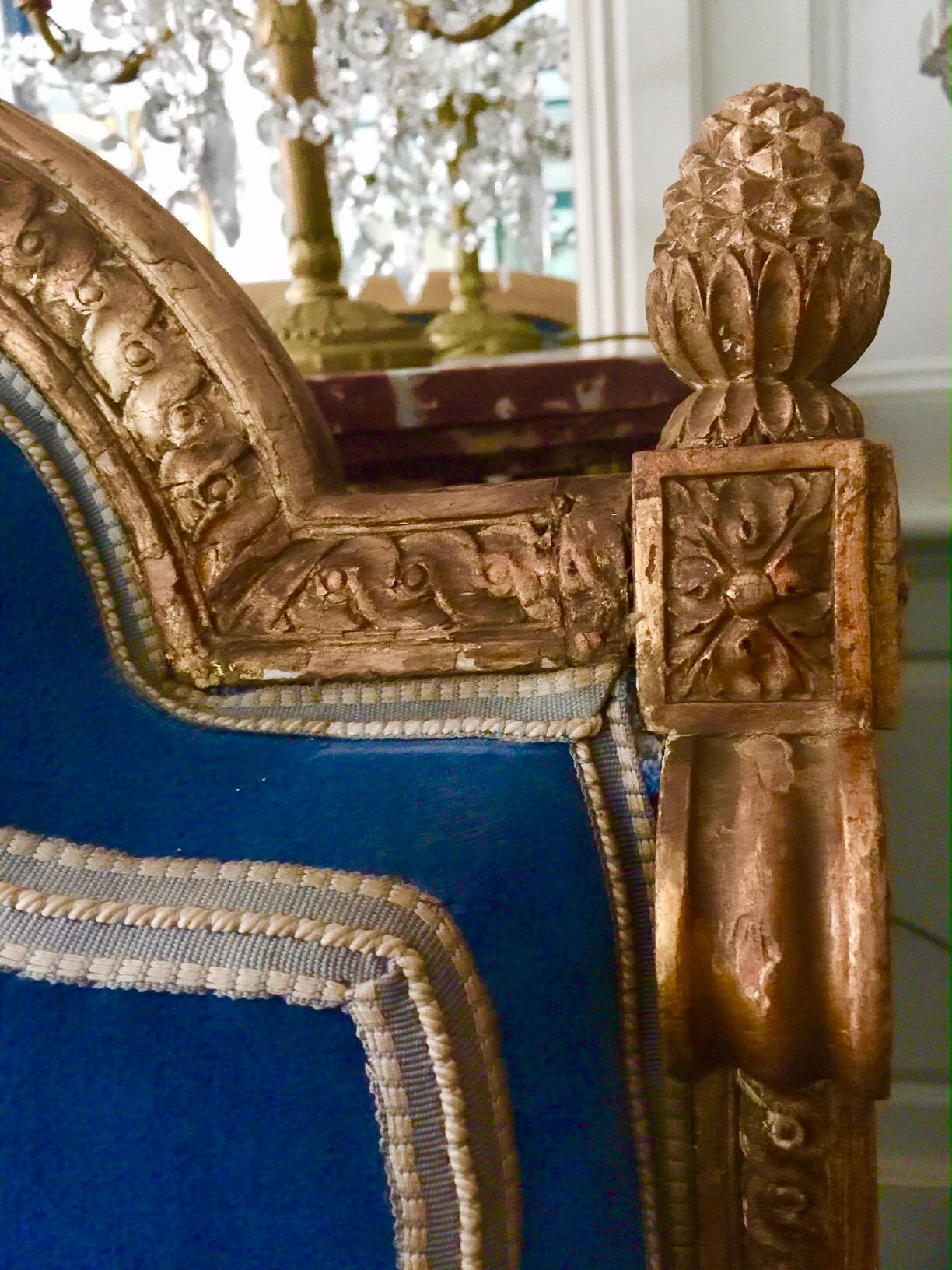 Velours Canapé en bois doré français attribué à Georges Jacob en vente
