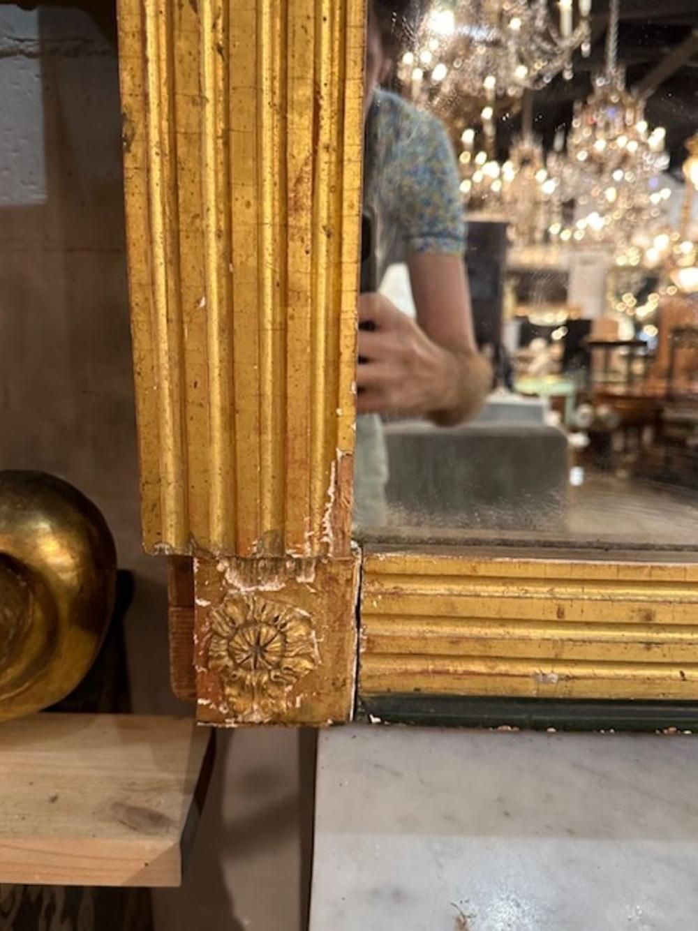 Specchio da terra in legno dorato francese In condizioni buone in vendita a Dallas, TX