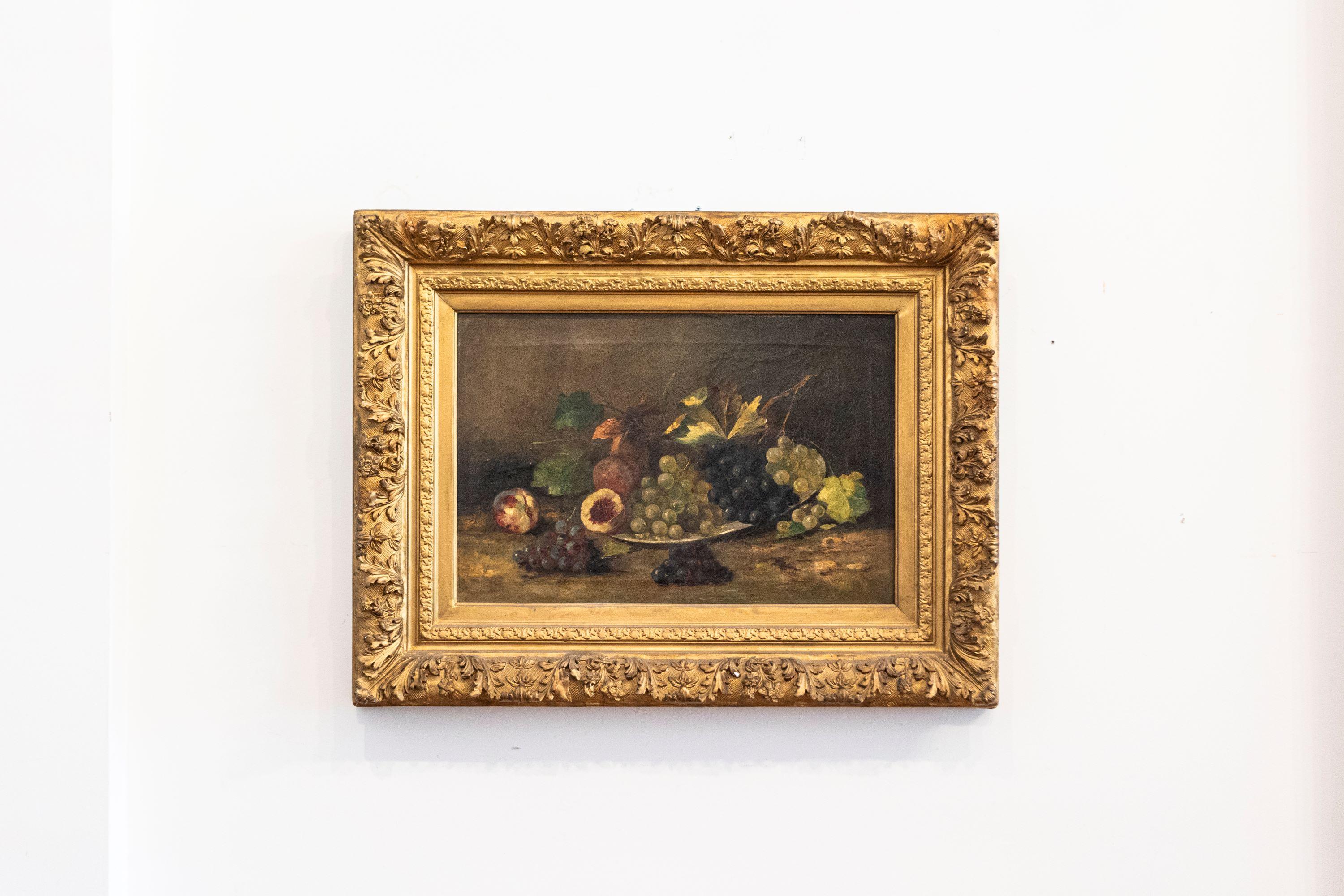 Nature morte sur toile encadrée en bois doré, datant du XIXe siècle, représentant une coupe de fruits. Née en France au XIXe siècle, cette nature morte horizontale à l'huile sur toile représente une délicate composition de fruits appétissants se