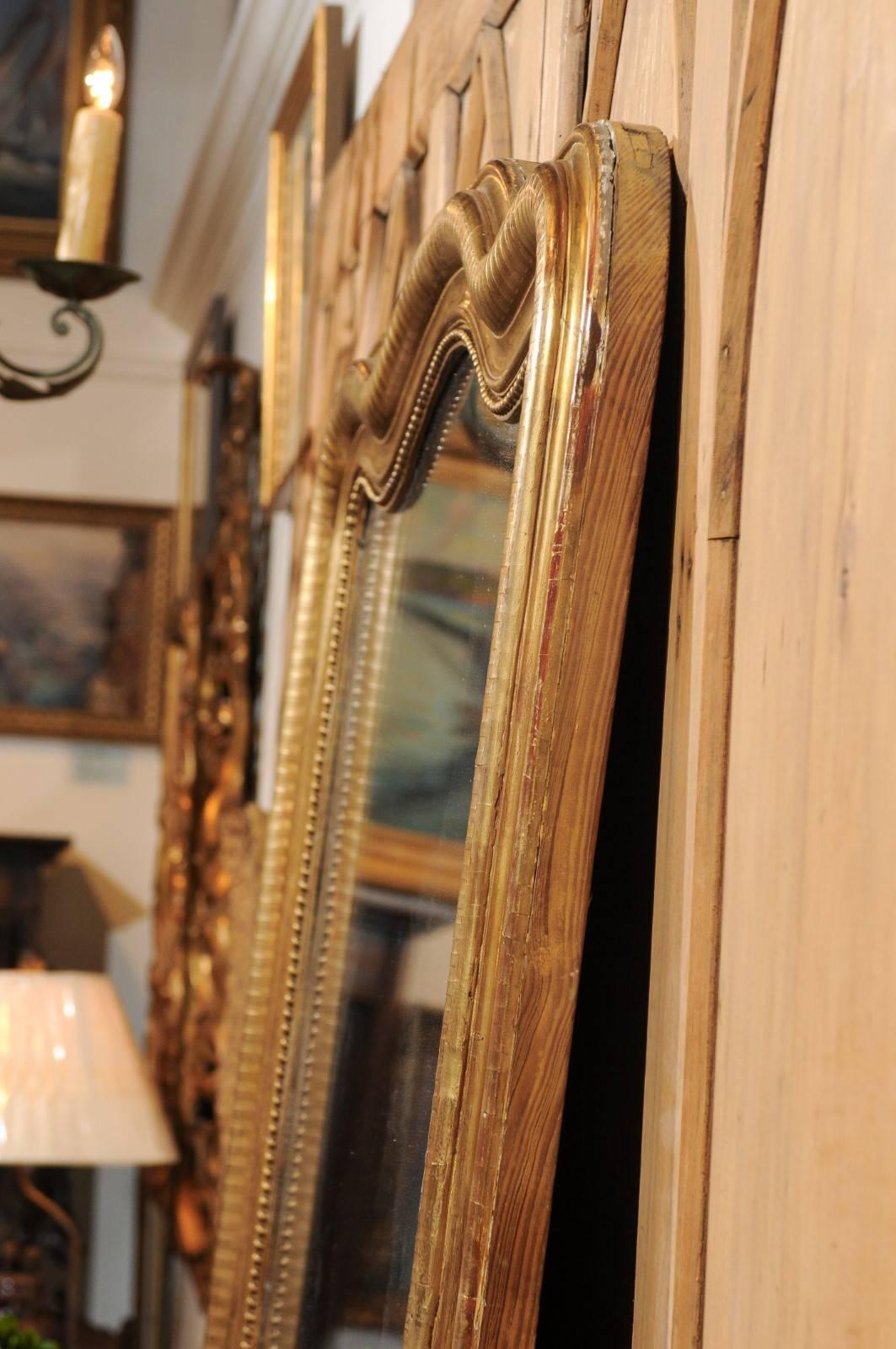 French Giltwood Louis-Philippe Mirror with Sinuous Top from the 19th Century For Sale 6