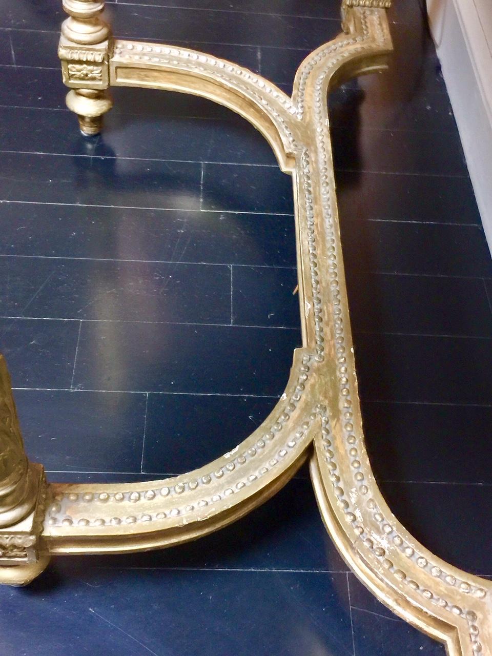 Konsolentisch aus vergoldetem Holz im Louis-XVI.-Stil mit Marmorplatte, neoklassisch im Angebot 5